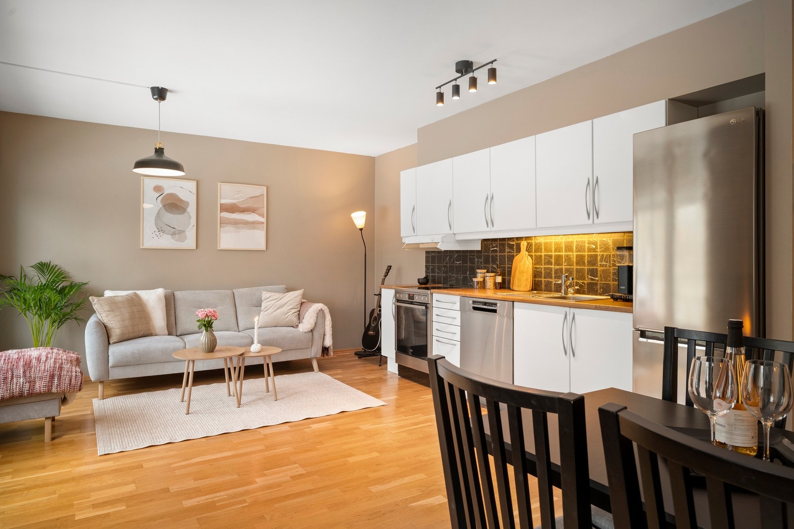 Stuen har en smart og arealeffektiv planløsning som er trivelig og lettmøblert. Galleribilde