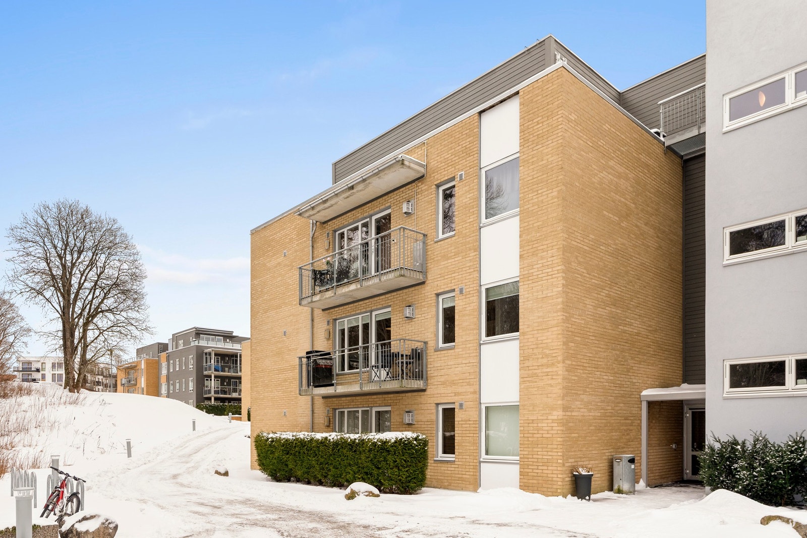 I Granheimtunet 11 finner du denne flotte 2-roms selveierleiligheten fra 2008. Galleribilde