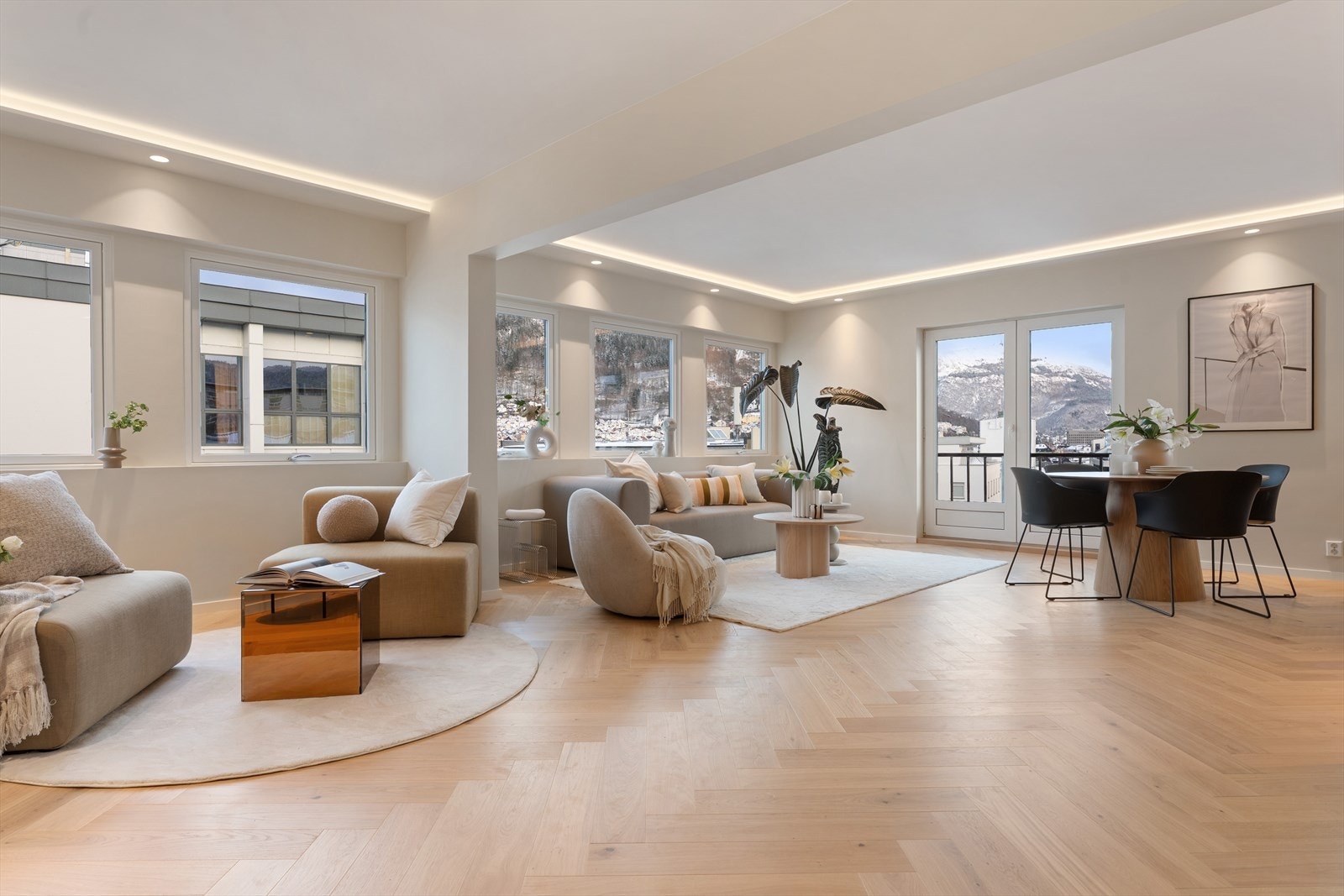 Stor og romslig stue. Stuen kan enkelt deles inn i flere soner uten at romfølelsen forsvinner. Galleribilde