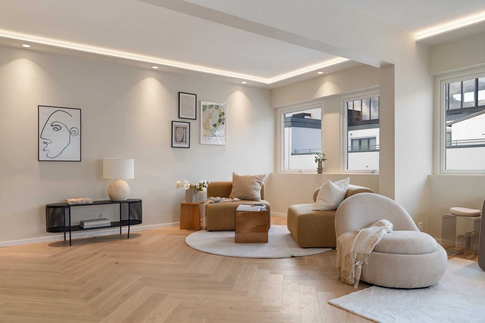 Delikate fargetoner og flott parkett i fiskebensmønster gir et eksklusivt preg. Galleribilde