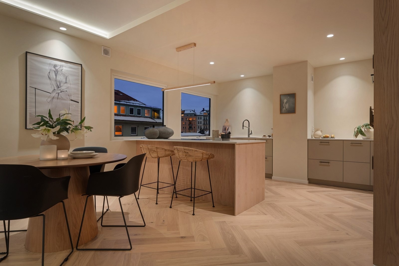 Kjøkkenøy med sitteplasser skaper en sosial møteplass, perfekt for både hverdagsmåltider og gjester. Galleribilde