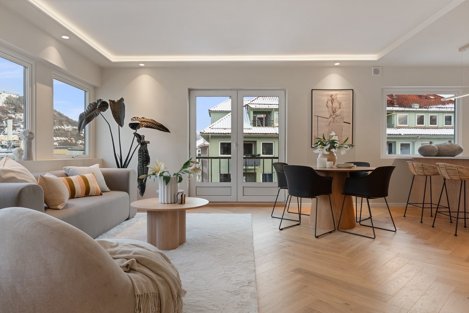 Lys og moderne stue med åpen løsning mot spisestue og kjøkken. Store vindusflater og fransk balkongdør gir rikelig med naturlig lys Galleribilde