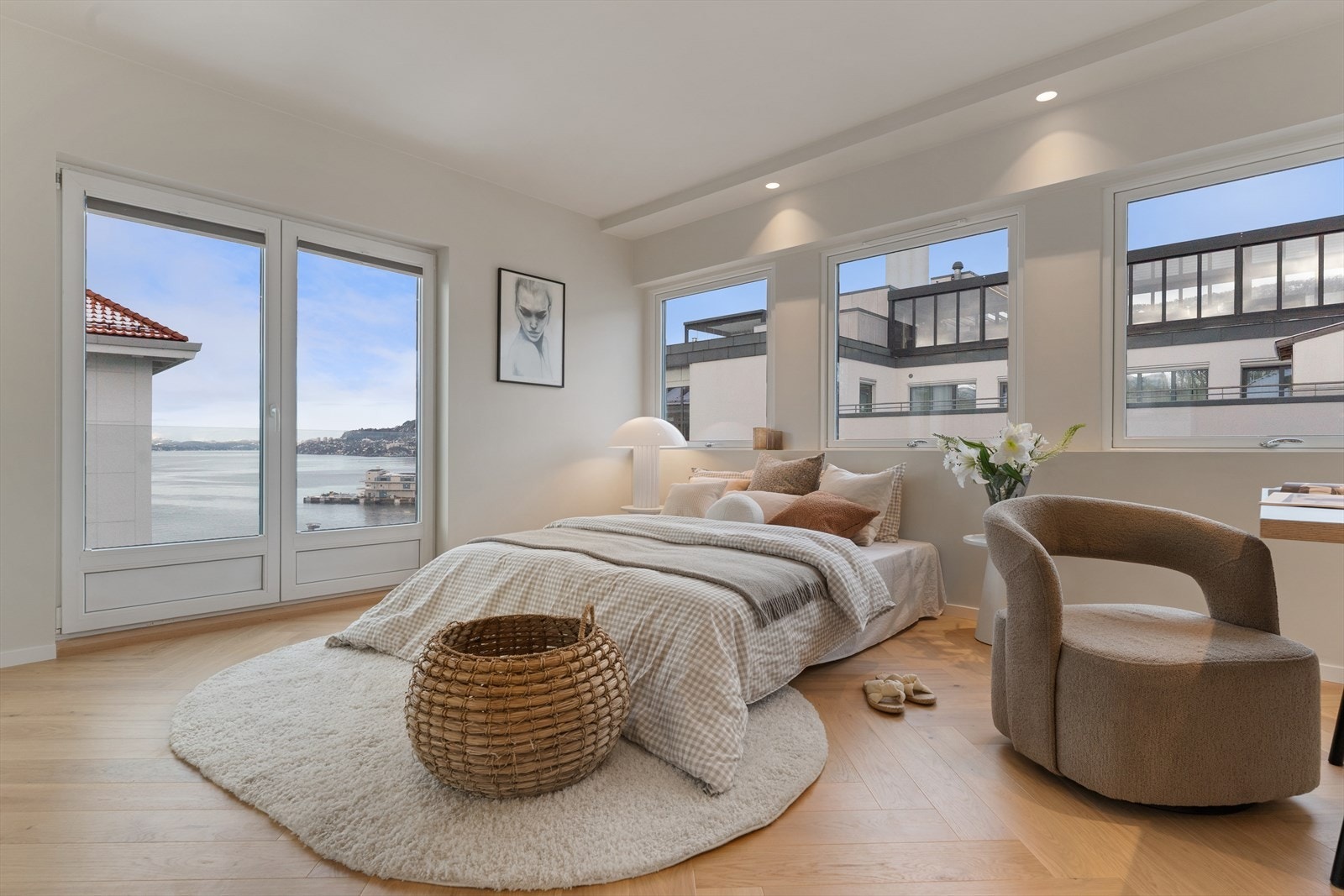 Våkne opp til utsikt mot fjorden - romslig soverom med store vinduer og herlig lysinnslipp fra hjørnebeliggenheten. Galleribilde