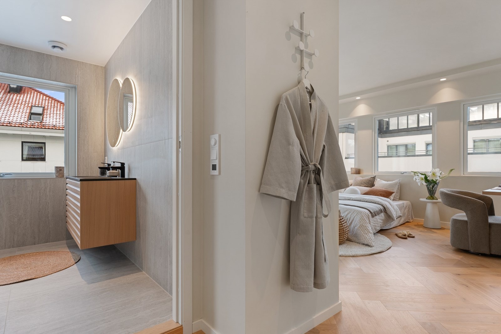 Smart og moderne planløsning hvor bad og soverom henger naturlig sammen. Galleribilde