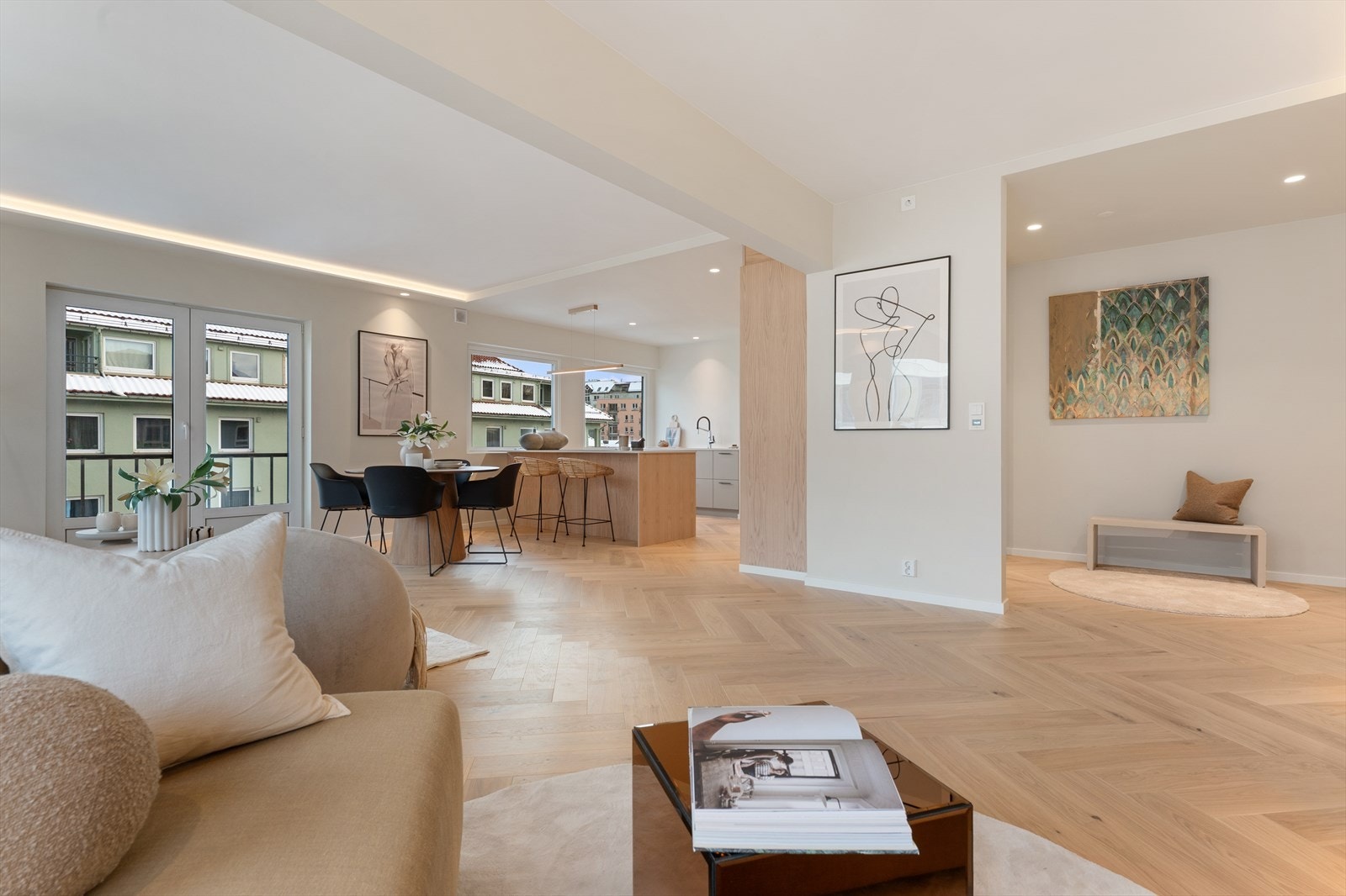 God plass til flere sittegrupper - perfekt for både avslapning og sosiale sammenkomster. Galleribilde