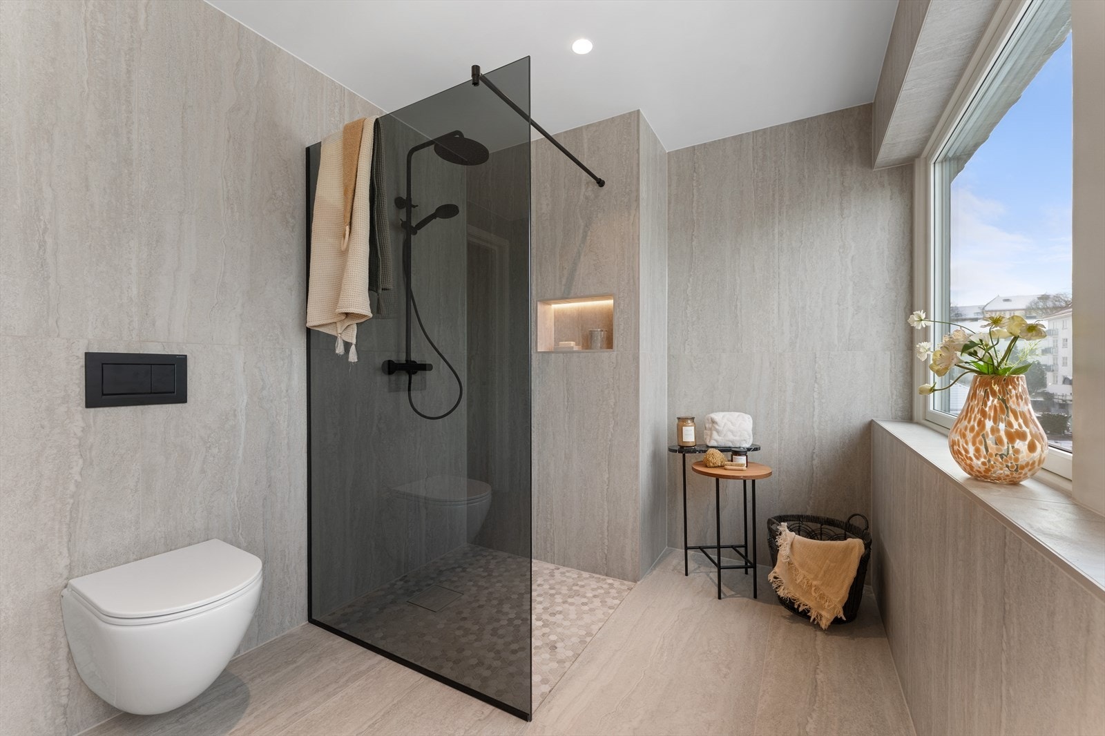 Lekkert bad - dusjnisje med glassvegg, vegghengt toalett og behagelig gulvvarme. Galleribilde