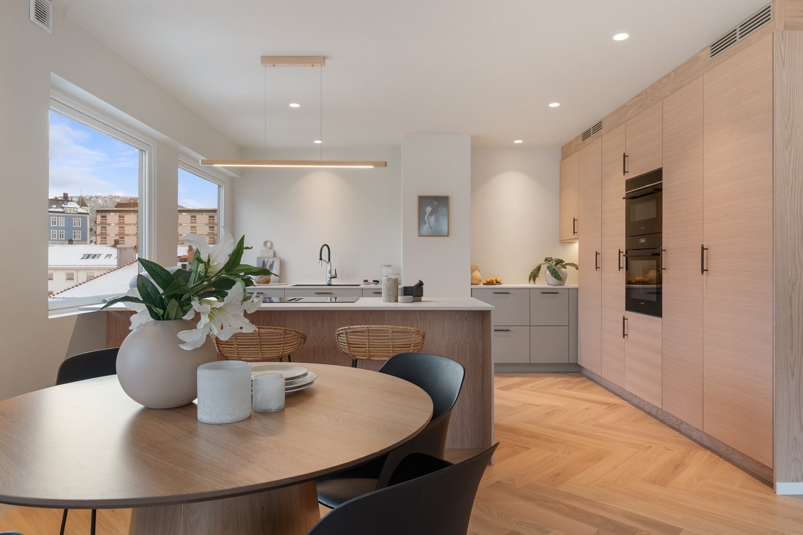 Påkostet kjøkken fra Drømmekjøkken med integrerte hvitevarer og kjøkkenøy - en naturlig samlingsplass i boligen. Galleribilde