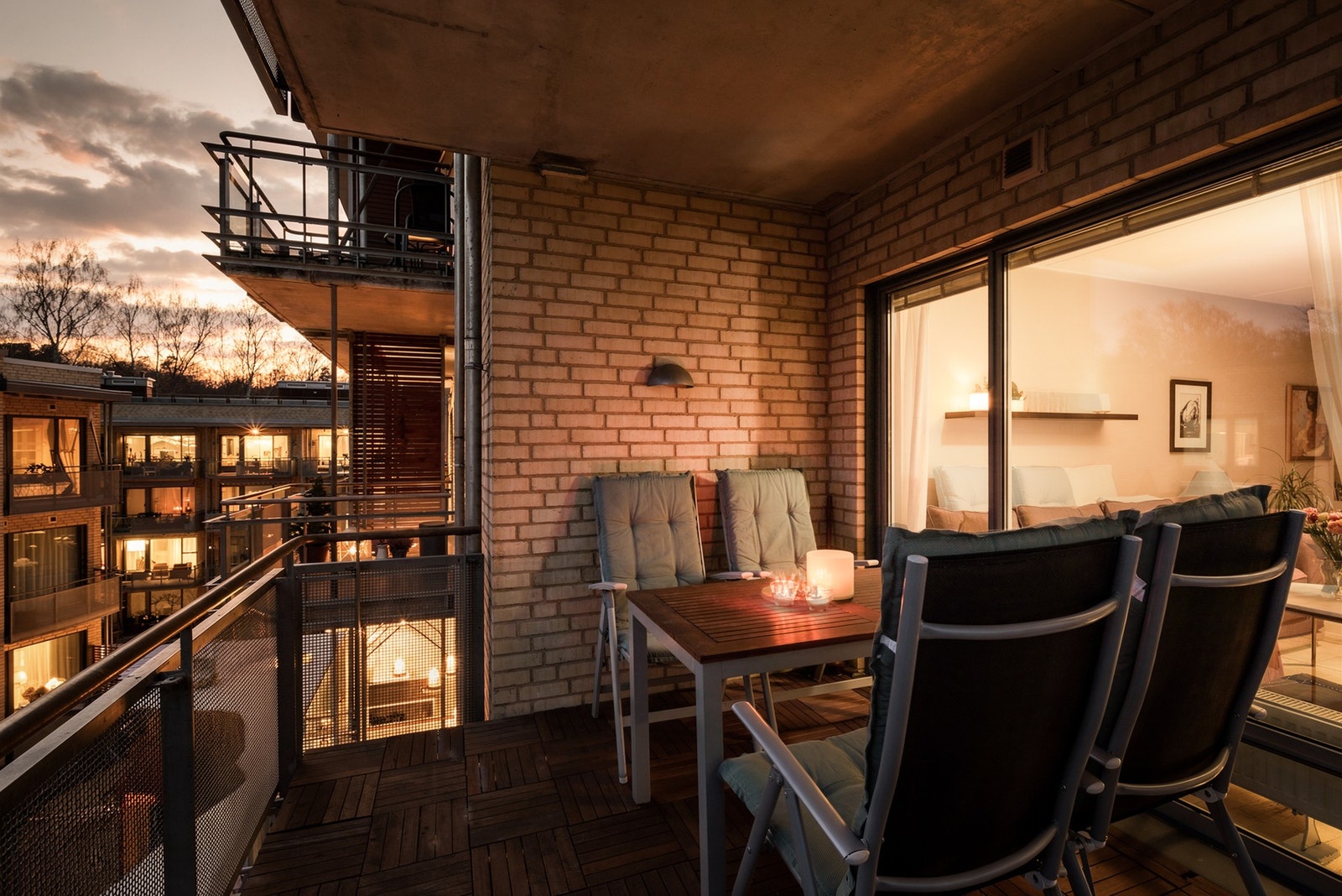 Boligen har en sentral, men tilbaketrukket beliggenhet på Hoff/Skøyen med kort vei til både byliv og grønne omgivelser. Galleribilde