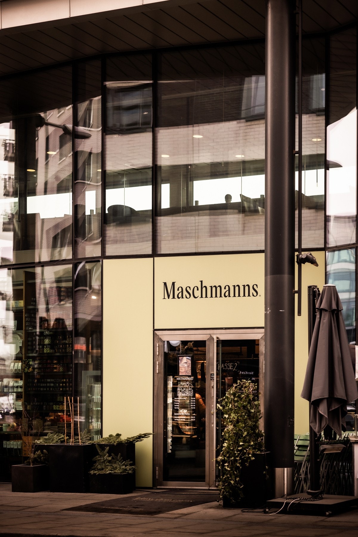 Kort vei til Karsenslyst allé med alle fasiliteter som vinmonopol, kafeer, restauranter og klesbutikker. Galleribilde