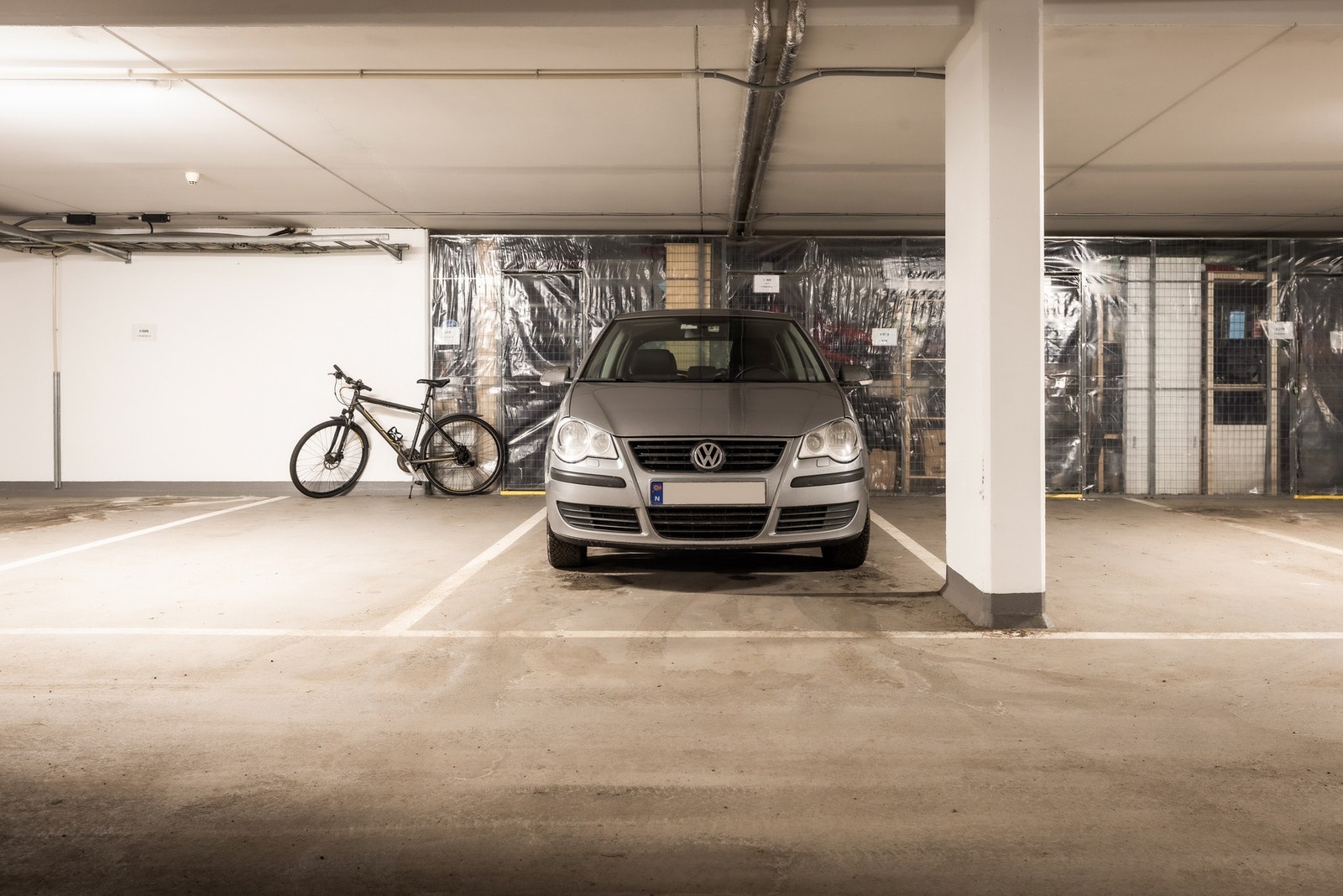 Leiligheten disponerer garasjeplass for én bil i felles garasjeanlegg. Det er flere gjesteparkeringsplasser for sameierne. Galleribilde