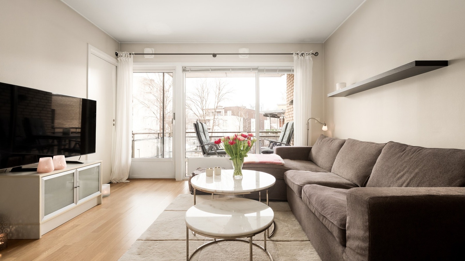 Stuen med gode vindusflater som slipper inn dagslyset og gir rommet en luftig atmosfære. Galleribilde