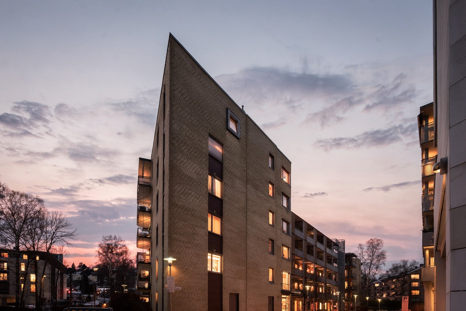 Sameiet ivaretar eiendommen godt med blant annet velstelte fellesarealer, heis, sykkelparkeringer og garasjeanlegg. Galleribilde