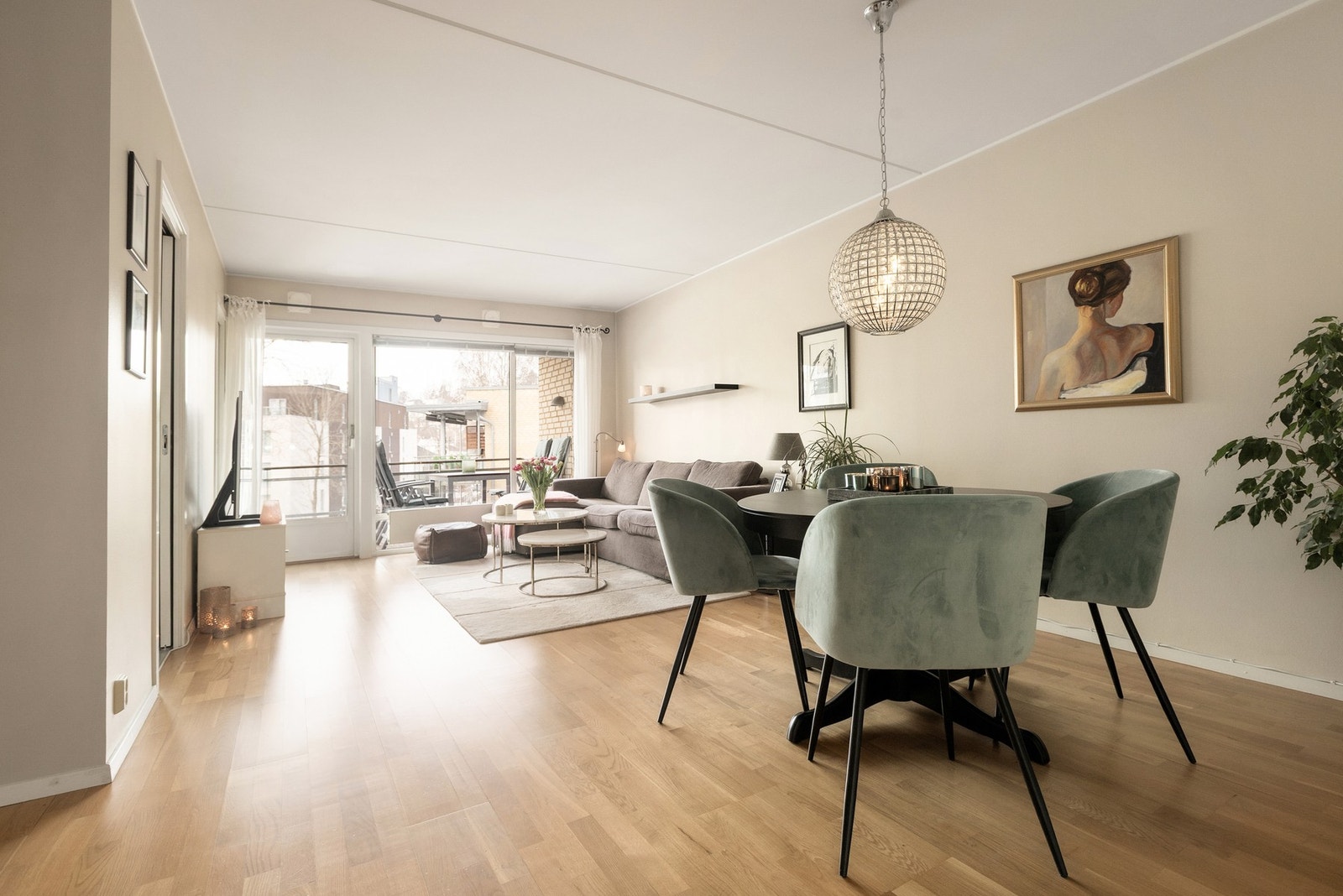 Espen Hordnes ønsker velkommen til Hoffsveien 6A! Med åpen løsning mot kjøkkenet blir stuen et naturlig samlingspunkt, her også med utgang til balkong. Foto: Studio Oslo Galleribilde