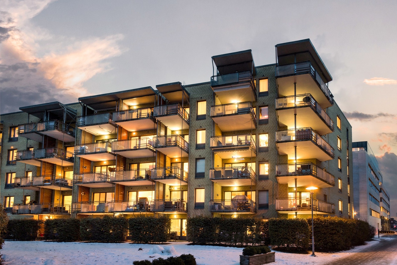 Bygget er fra 2005 og har en tidløs teglfasade, pent opparbeidede uteområder og en god vedlikeholdshistorikk. Galleribilde