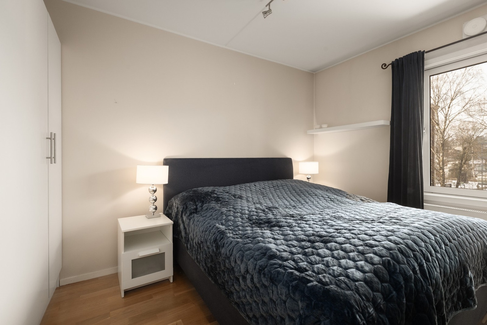 Soverommet er av god størrelse, med plass til både dobbeltseng og tilhørende møblement. Galleribilde