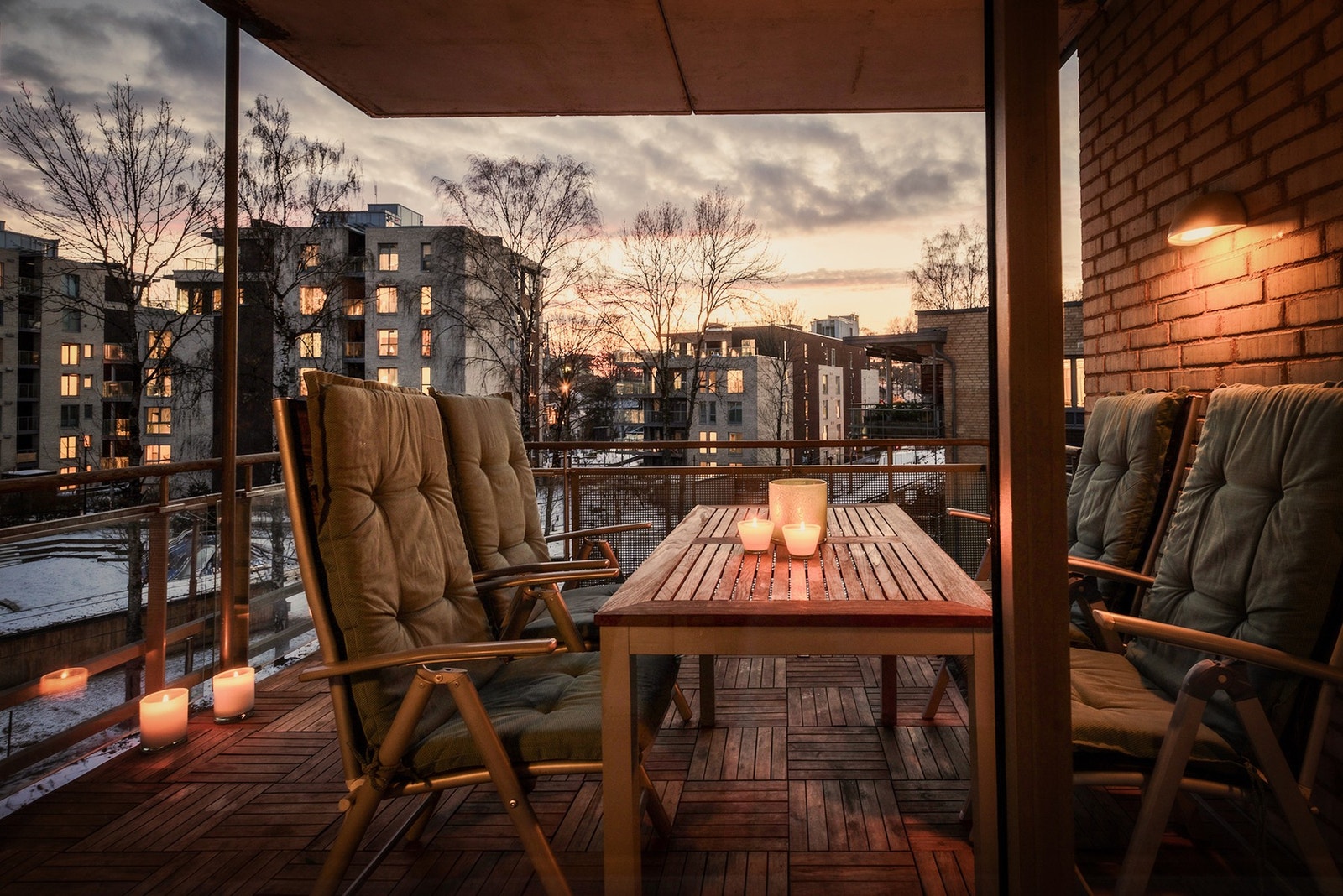 Lun og koselig terrasse med sol frem til ca. klokken 2030 sommerstid. Galleribilde