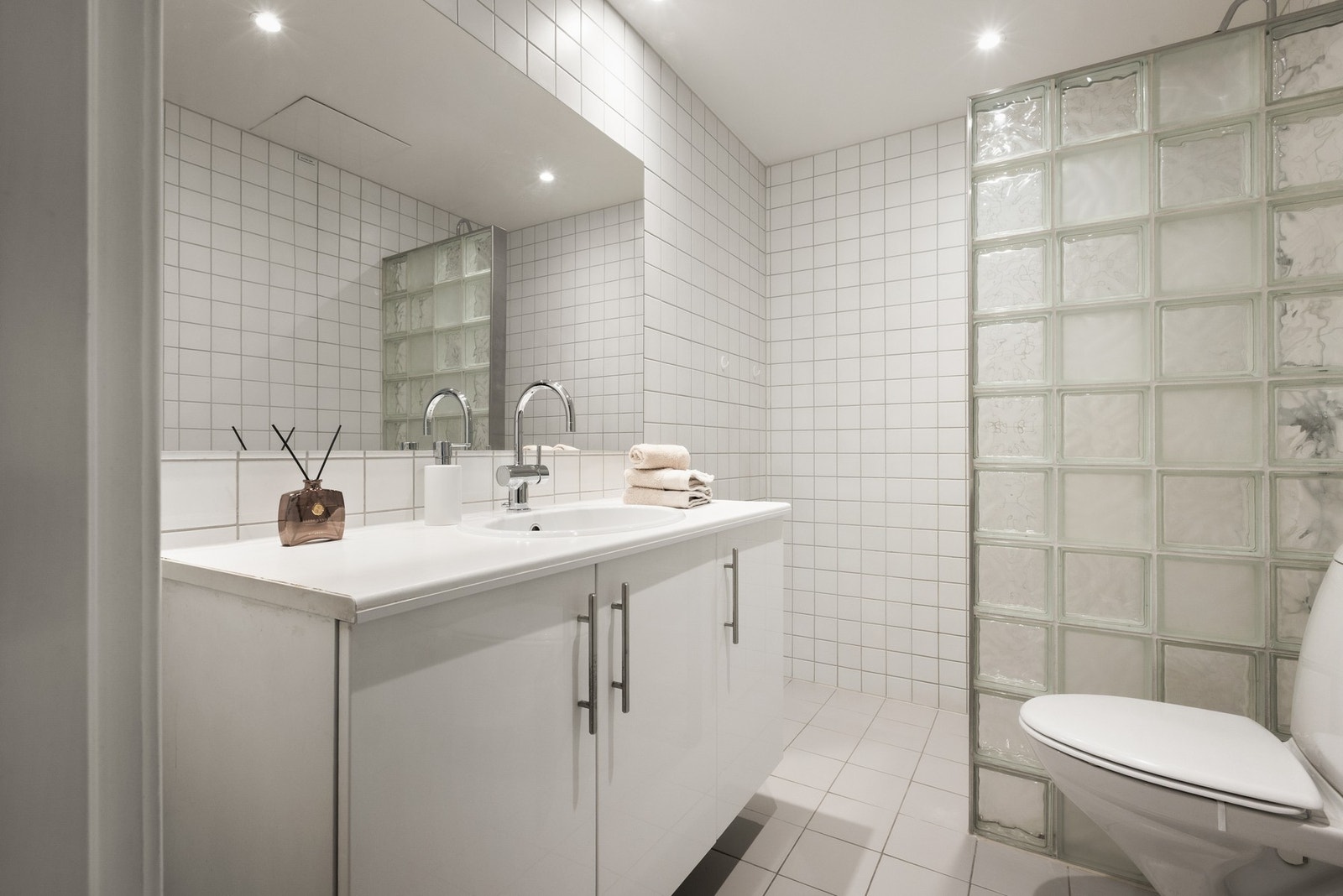 Lyst og stilrent bad av god størrelse. Flislagte overflater og varmekabler i gulv. Opplegg for vaskemaskin. Galleribilde