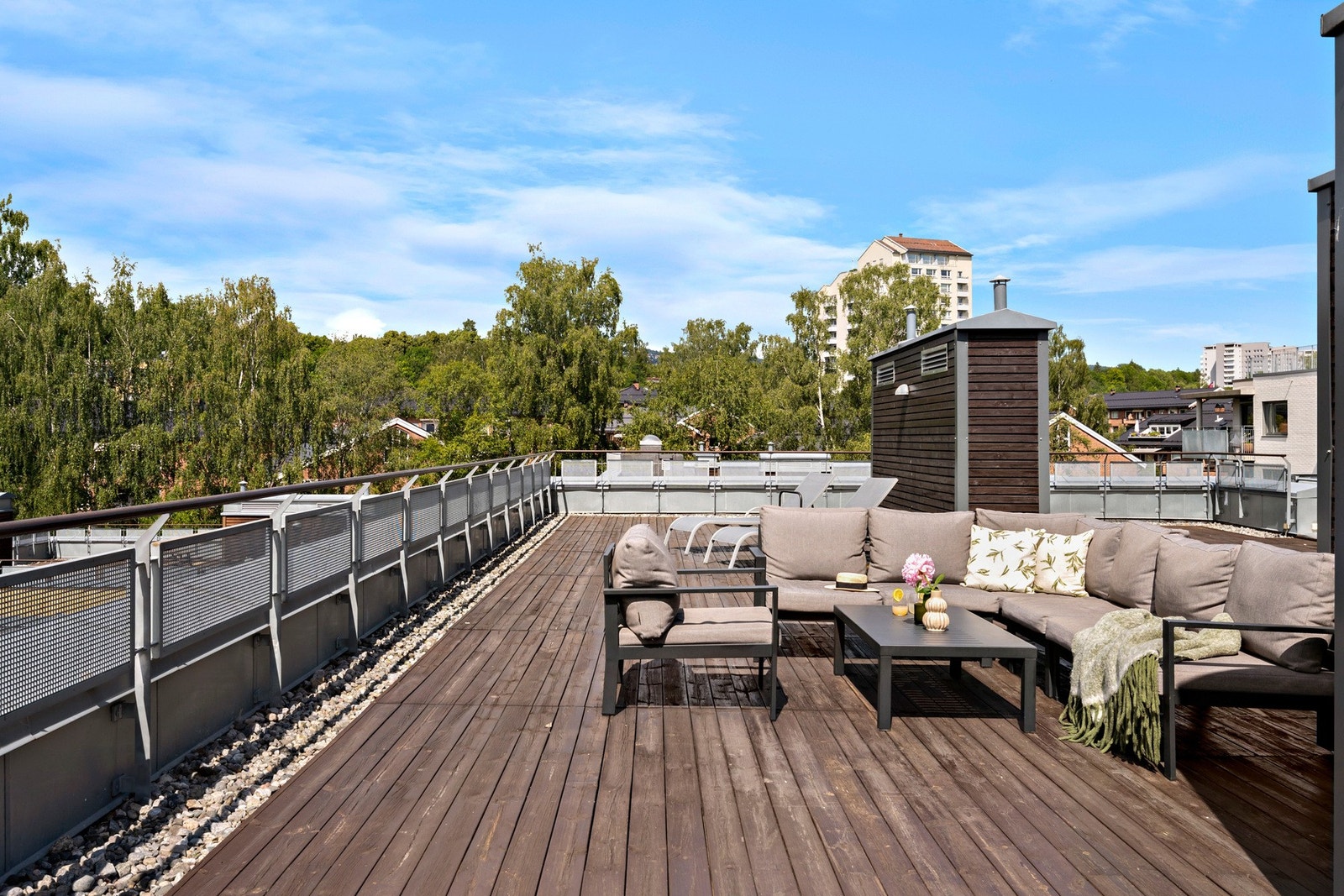 På taket finner du en romslig takterrasse med flott utsyn over området og meget gode solforhold - perfekt for sosiale sammenkomster. Galleribilde