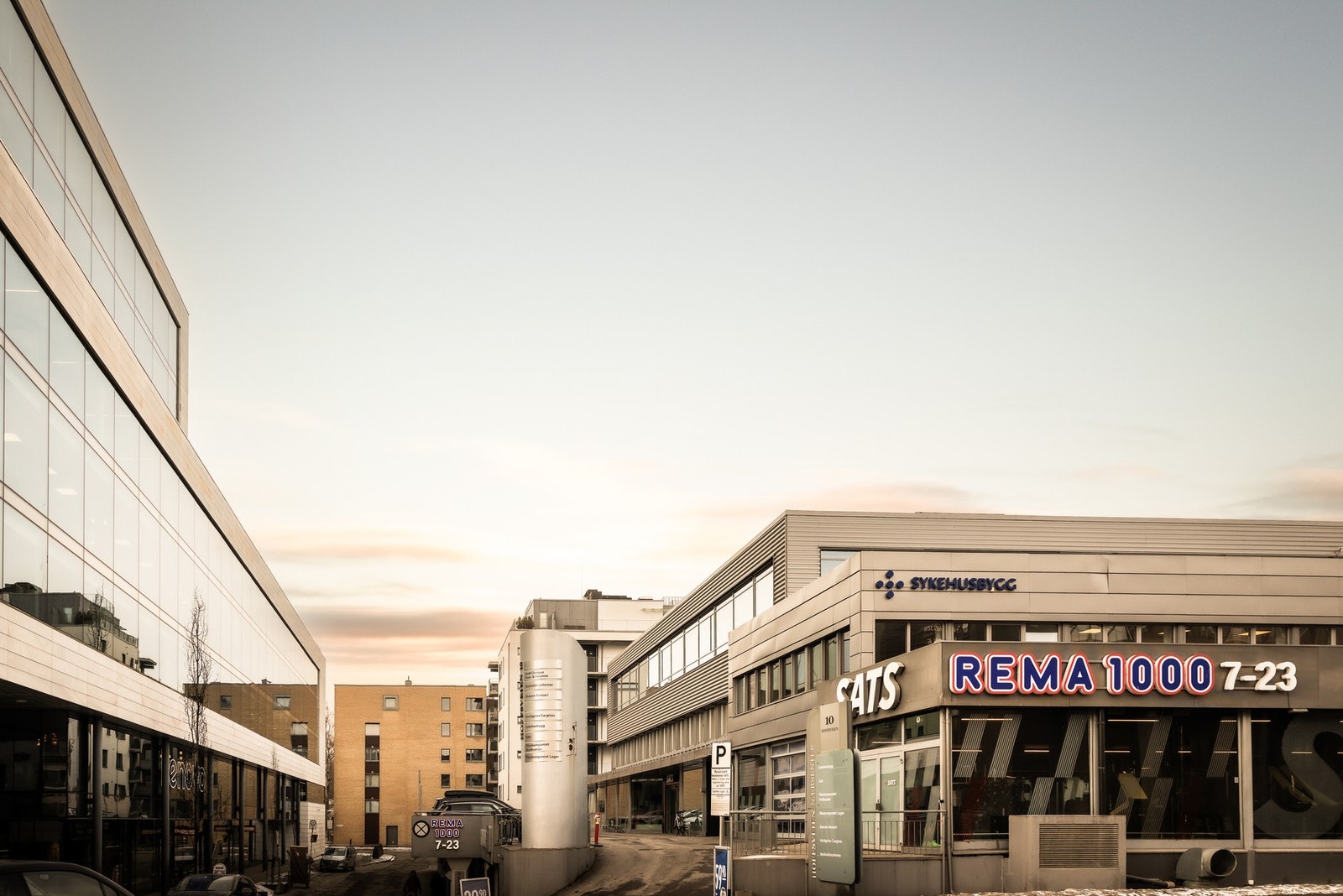 Her finner du både matbutikk samt treningssenter i umiddelbar nærhet. Galleribilde