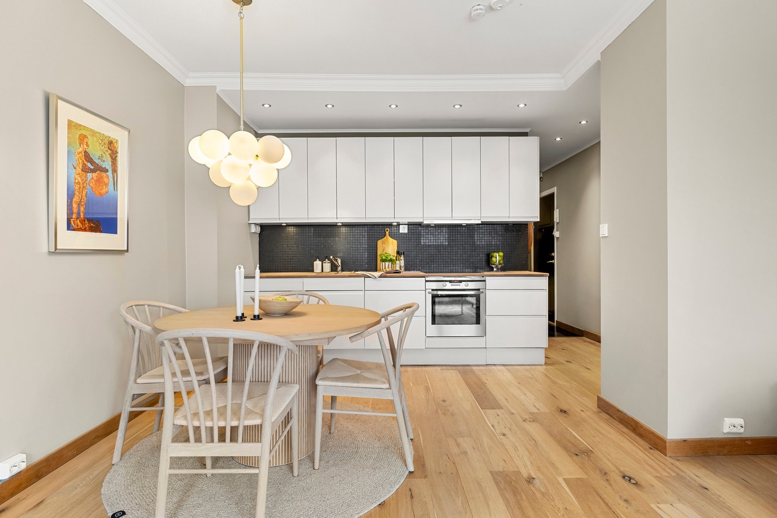 God plass til spisebord mellom de ulike sonene. Galleribilde