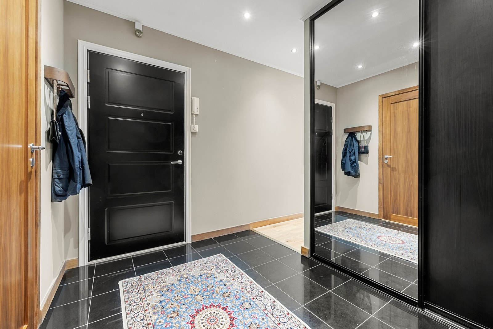 Gulvet er flislagt og slitesterkt. Galleribilde