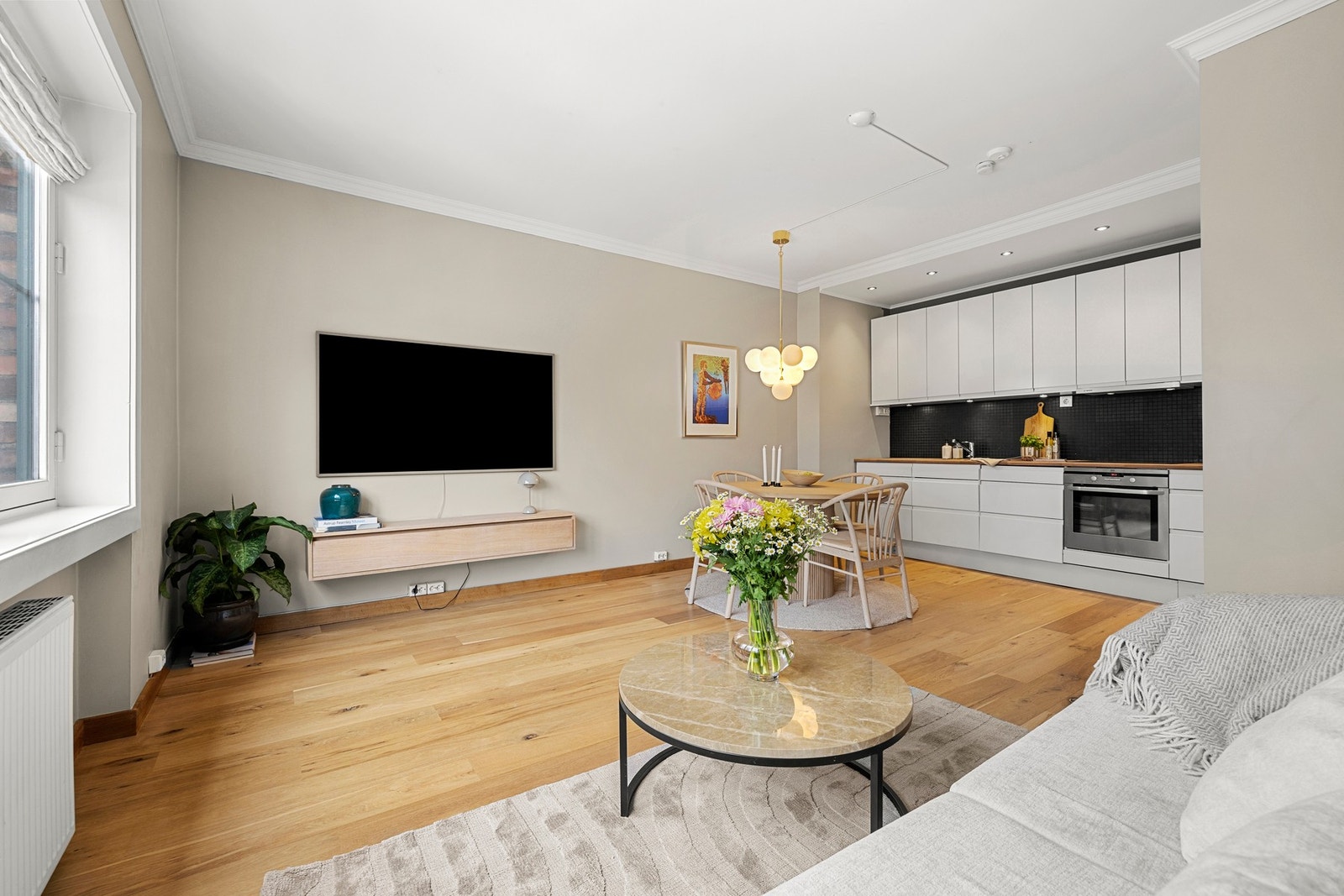 Stue og kjøkken har en åpen og sosial planløsning. Galleribilde