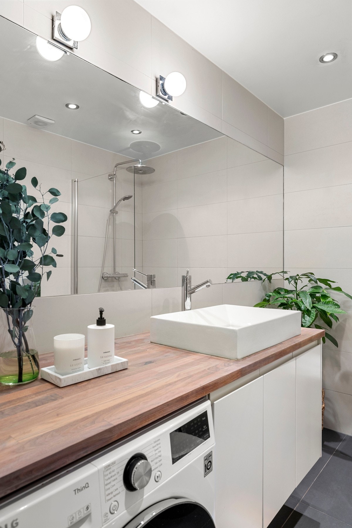 Det er opplegg og plass for vaskemaskin. Galleribilde