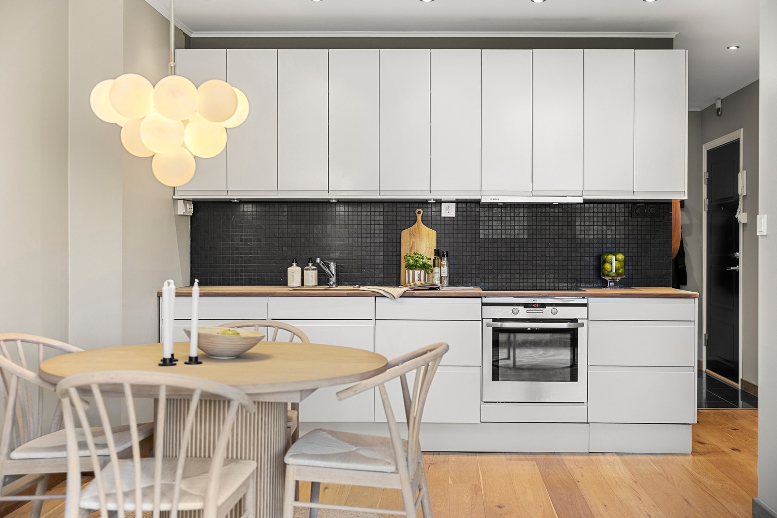 Integrerte hvitevarer og ny oppvaskmaskin. Galleribilde