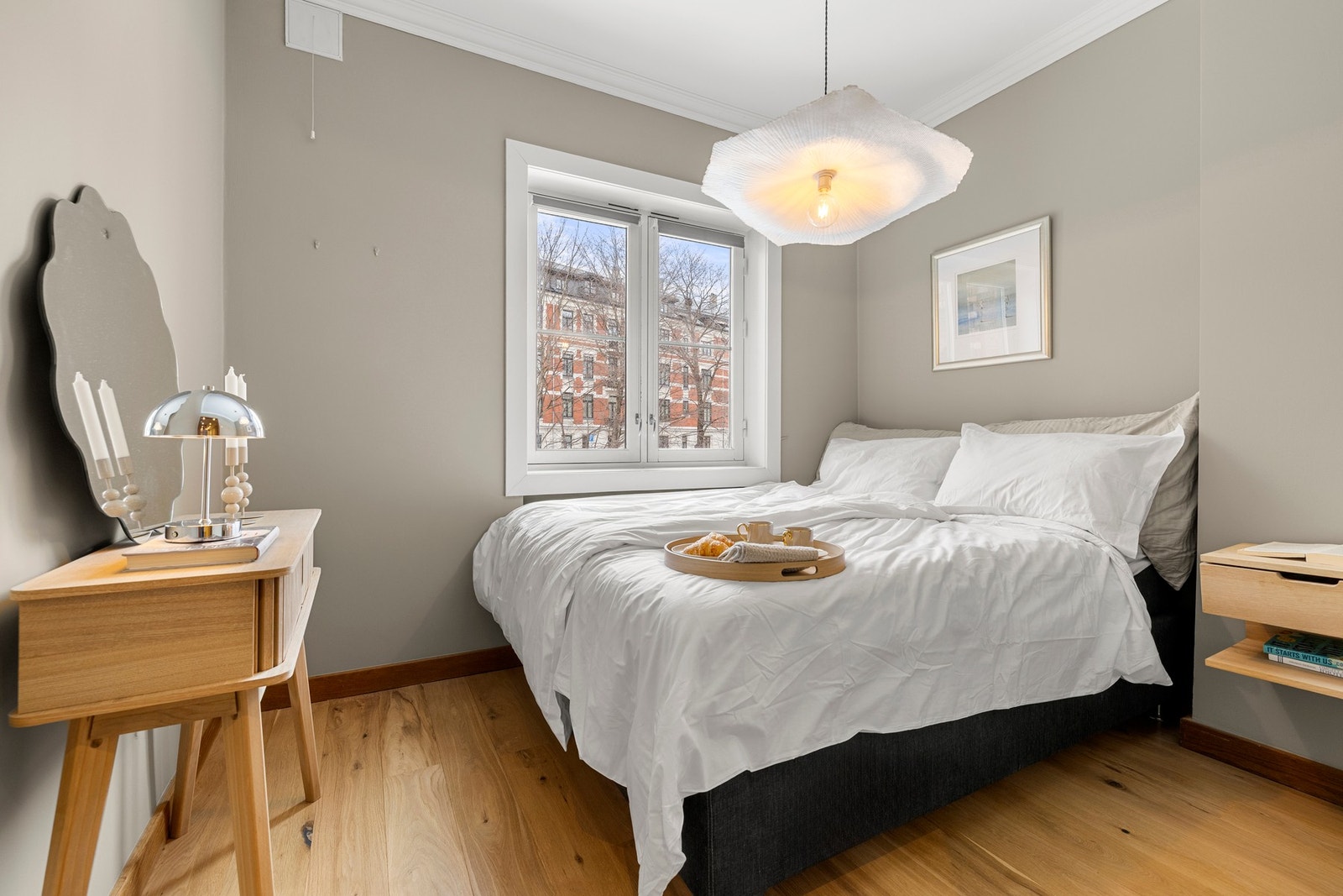 Videre har leiligheten et pent soverom. Galleribilde