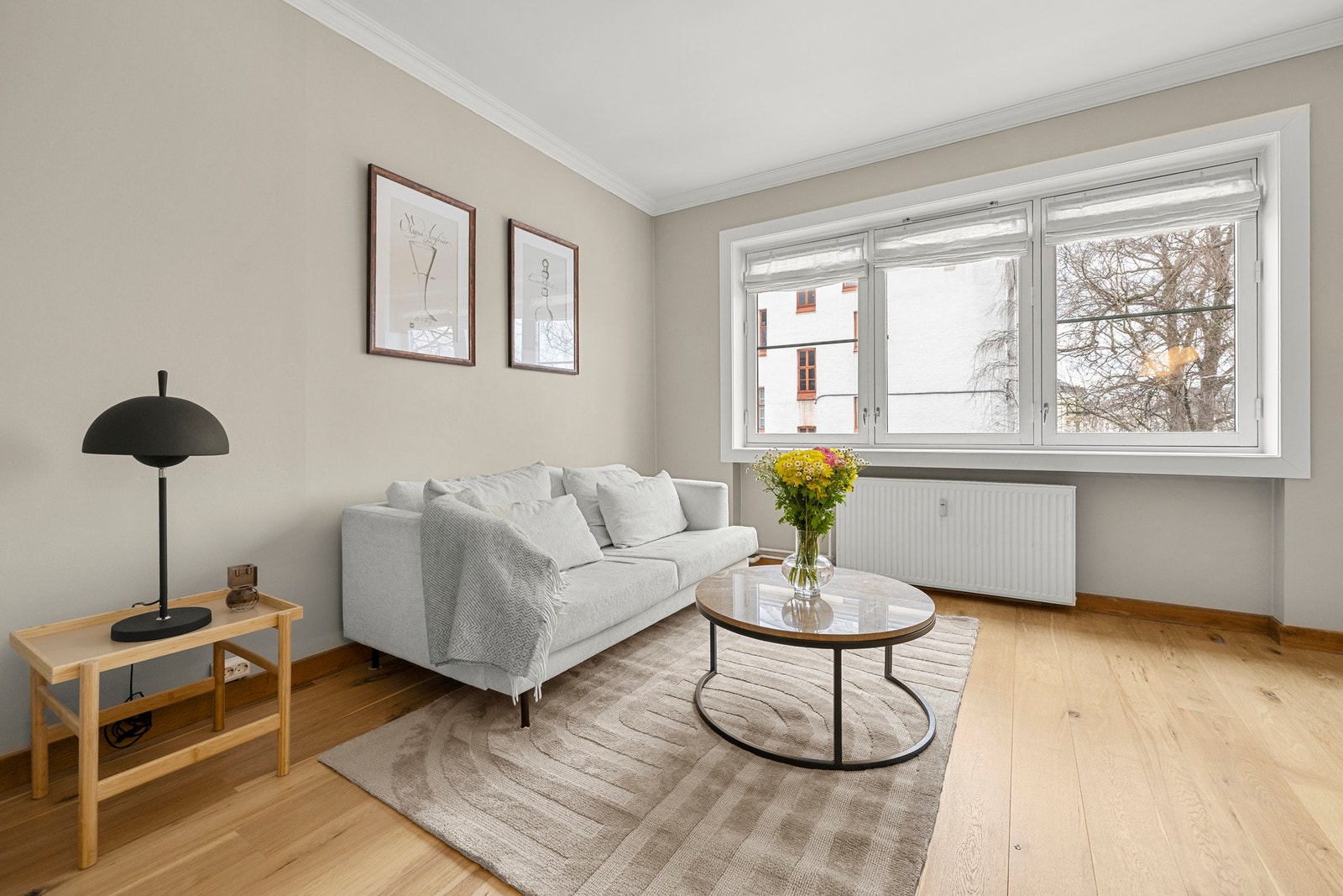 Det er rikelig med naturlig lysinnslipp fra store vindusflater. Galleribilde