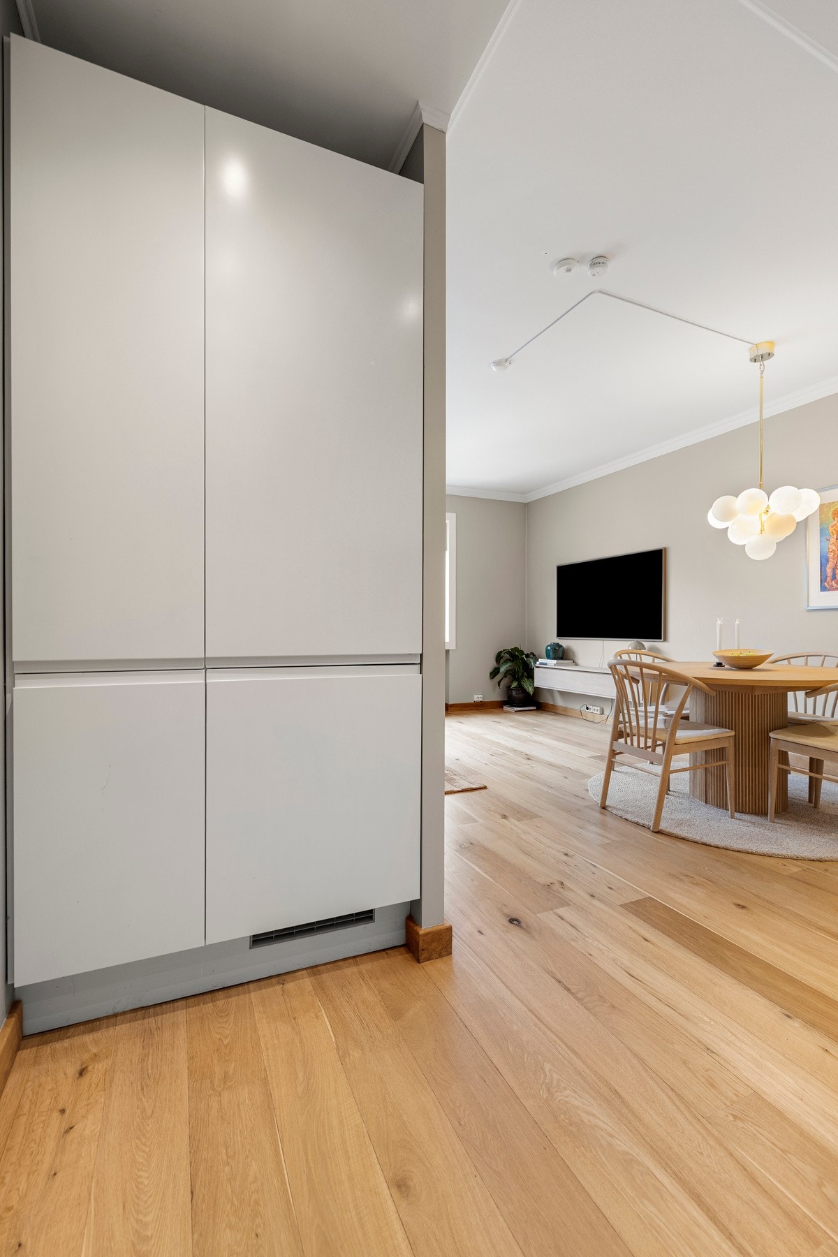 Overflatene i leiligheten er nymalte. Galleribilde