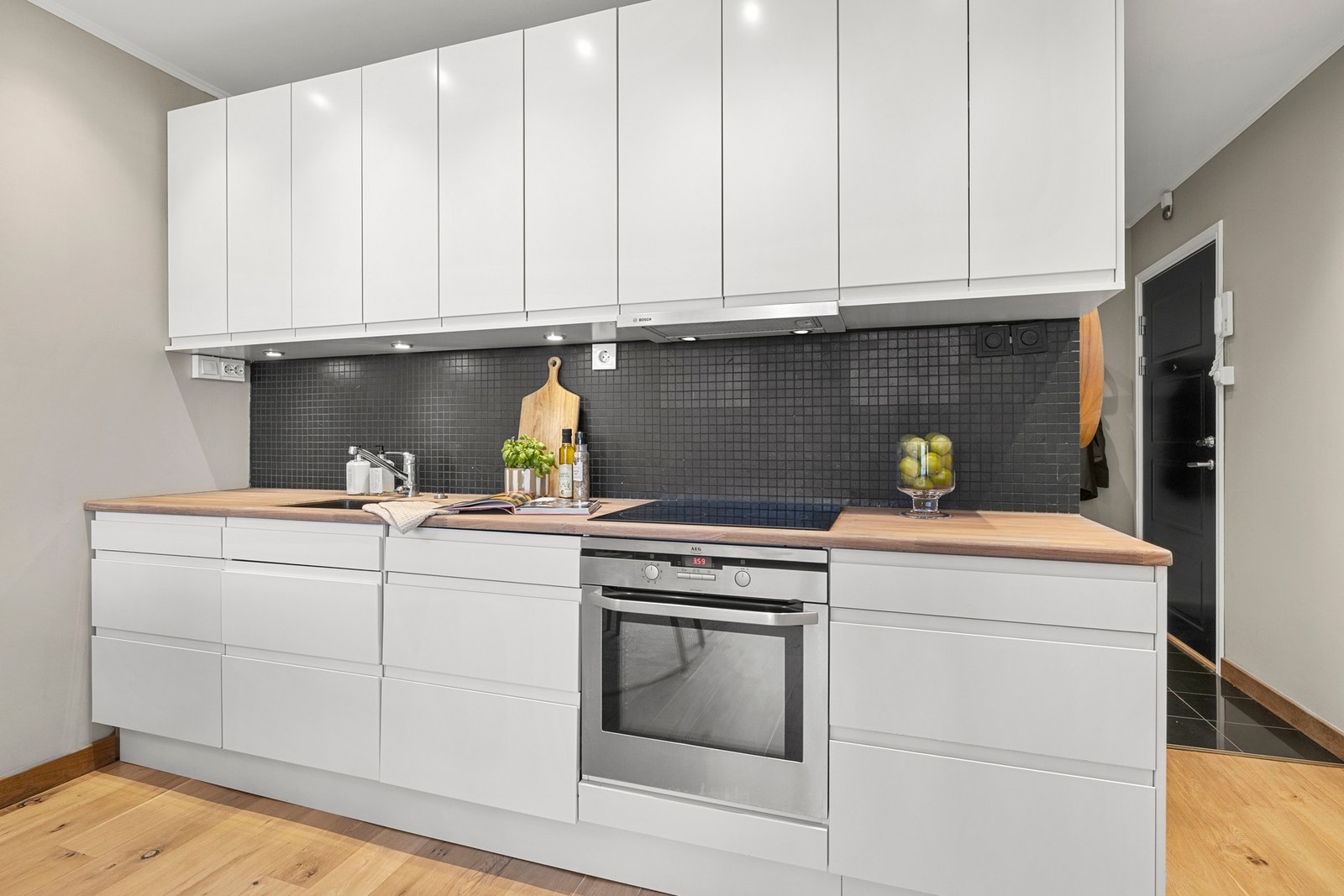 Det er en fin kombinasjon av skap- og benkeplass for både oppbevaring og matlaging. Galleribilde