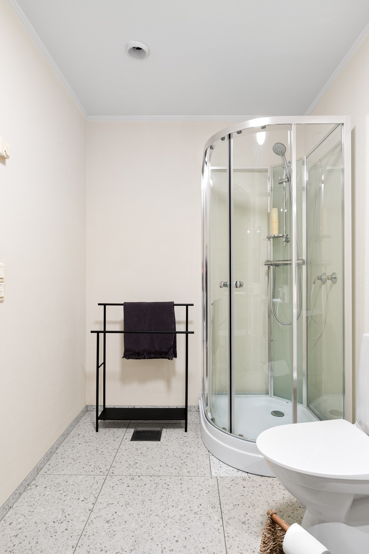 Badet ble oppgradert i 2022 med nye fliser lagt over originalt gulv og mikrosement på veggene. Galleribilde