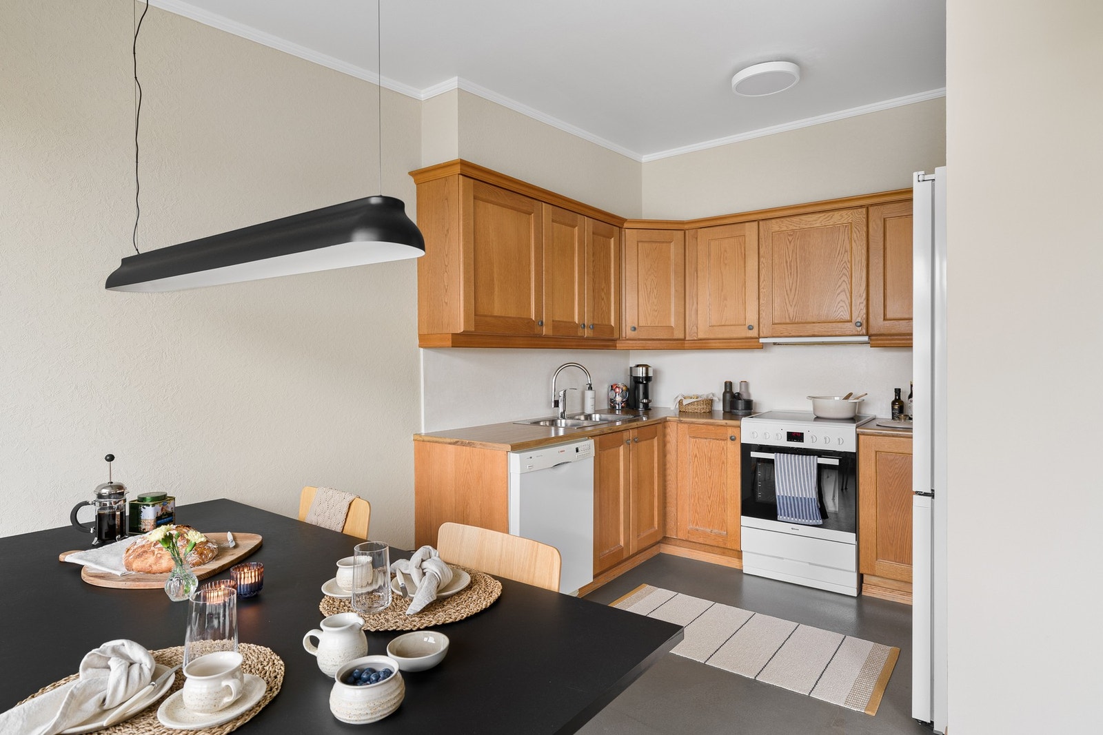 nnredningen er montert i en funksjonell U-form, som gir gode arbeidsflater. Galleribilde