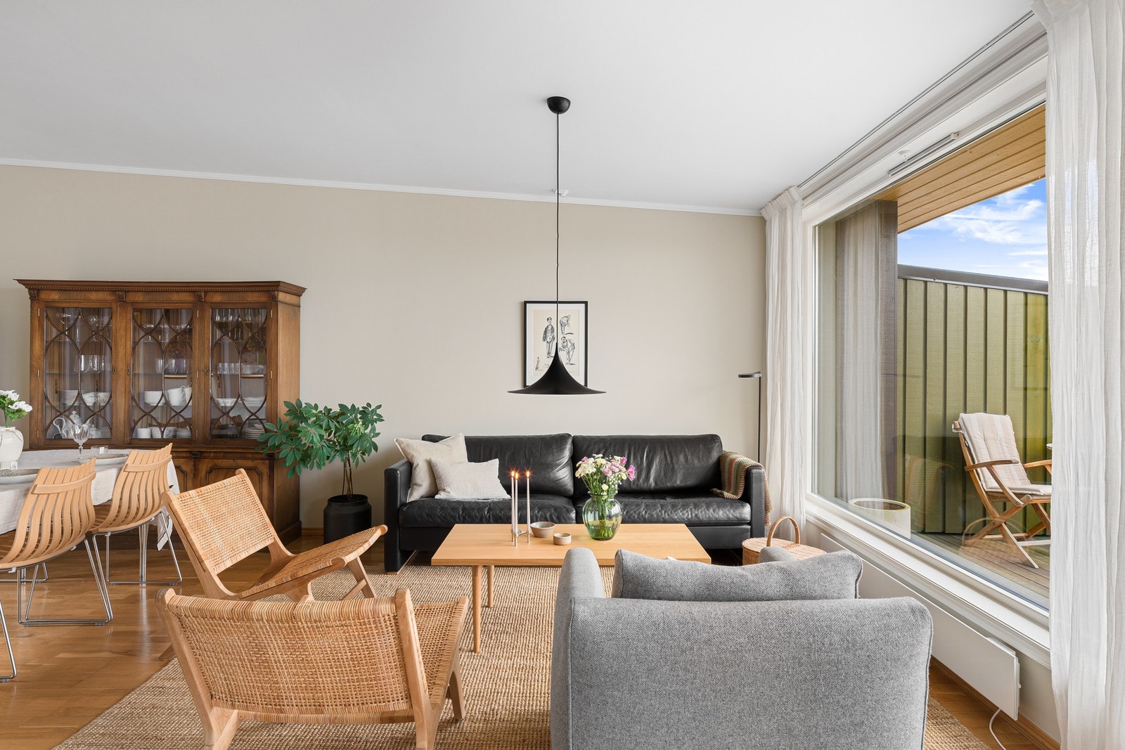 Fra stuen er det utgang gjennom en glassdør til boligens store terrasse. Galleribilde