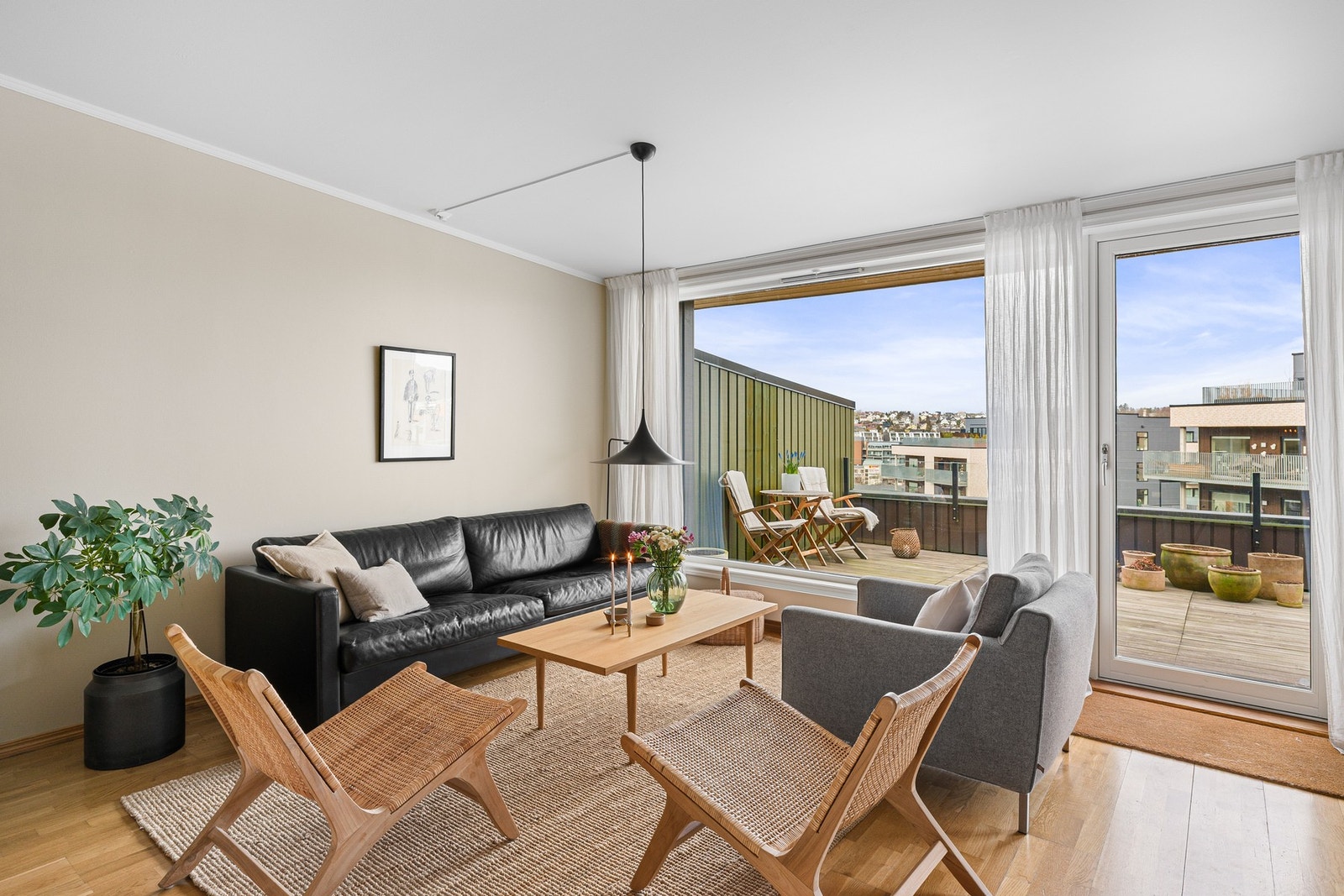 Store vindusflater slipper inn rikelig med naturlig lys. Galleribilde