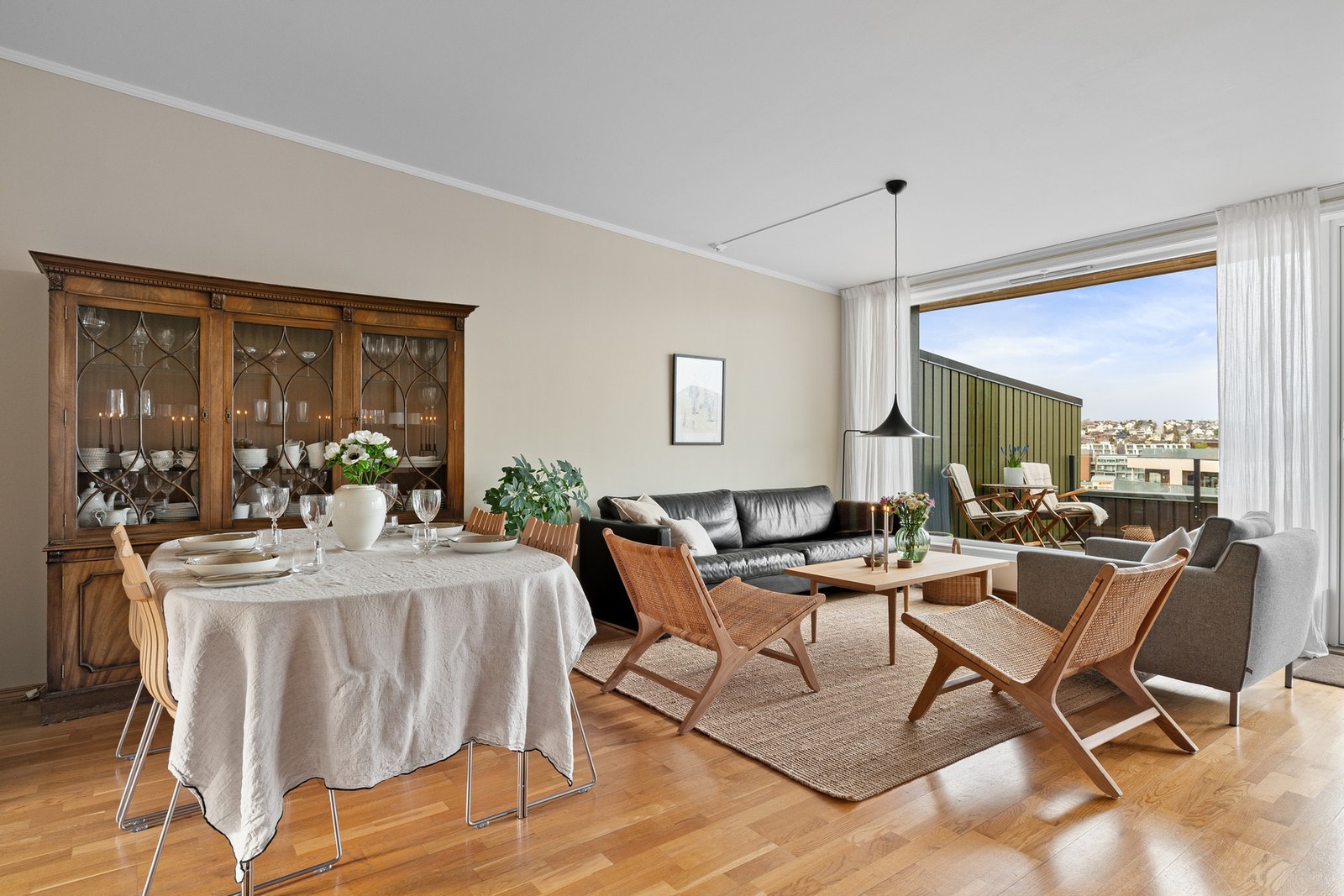 En romslig , lys og svært velholdt leilighet med attraktiv og sentral beliggenhet. Galleribilde