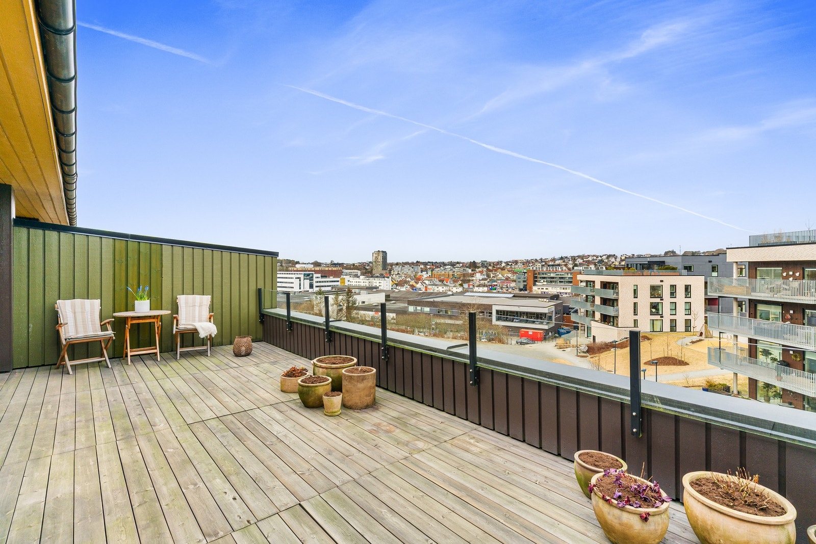 Terrassen er romslig og har god plass til både sittegruppe, spisebord og andre utemøbler. Galleribilde