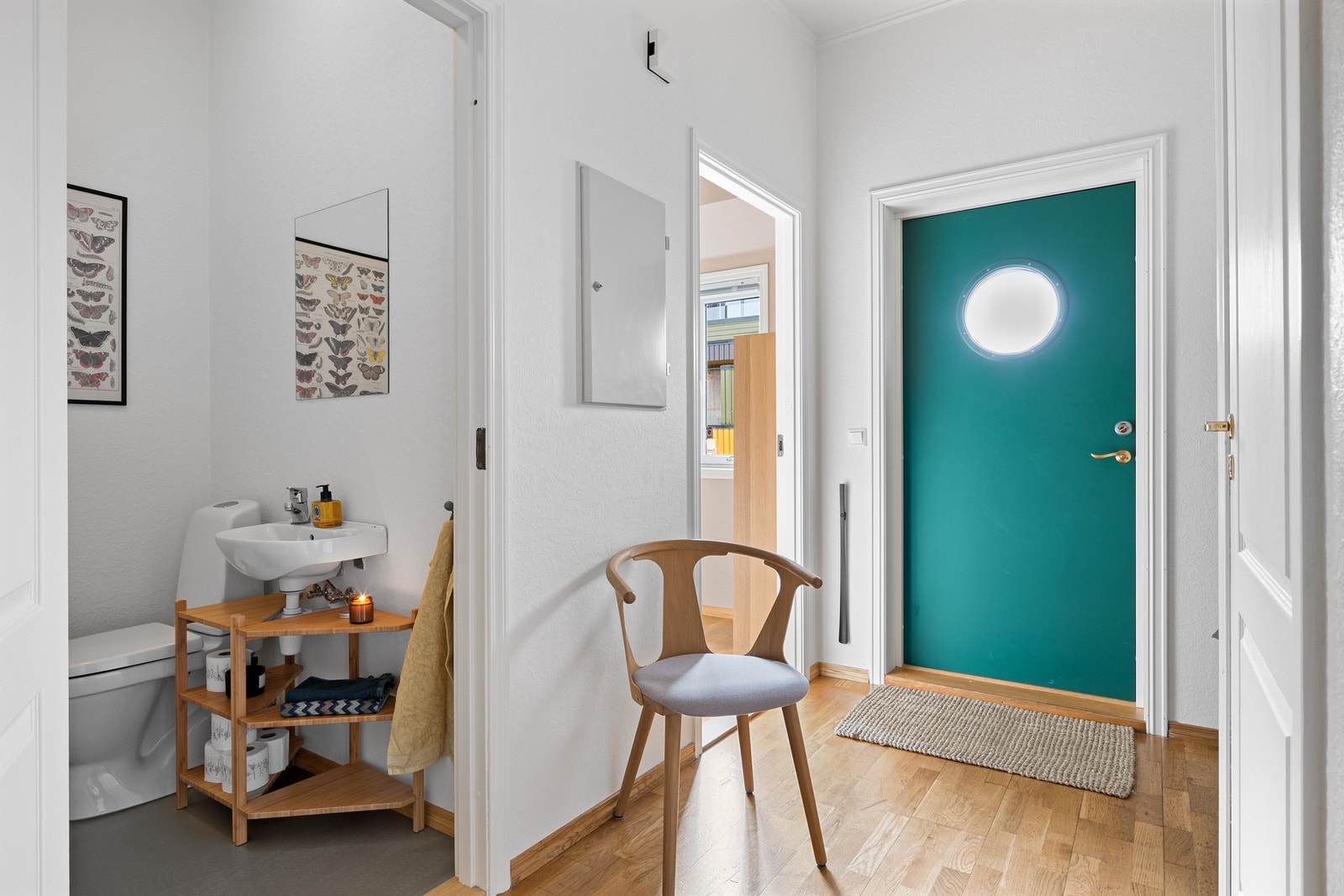 Vel innenfor døren møtes du av en lys og hyggelig entré med hvite vegger og parkett på gulvet. Galleribilde