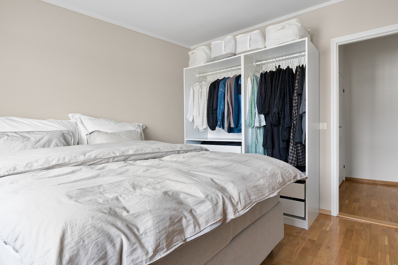 Hovedsoverommet er innredet med garderobeskap. Galleribilde