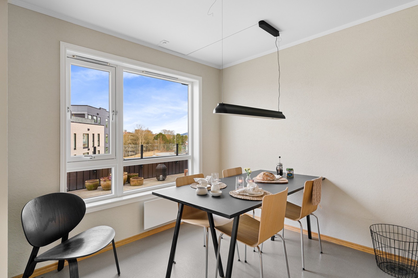 Det er god plass til spisebord på kjøkkenet. Galleribilde