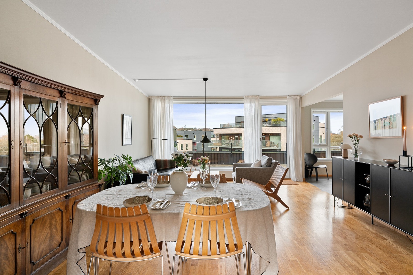 Stuen ligger i delvis åpen løsning mot kjøkkenet, med god takhøyde som skaper en luftig og sosial atmosfære. Galleribilde