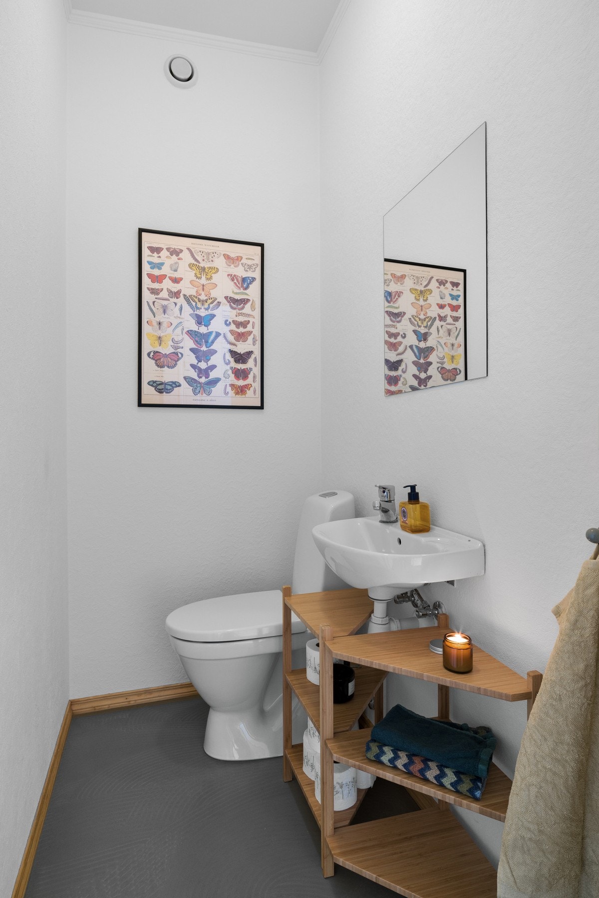 Praktisk tilknyttet entréen ligger toalettrommet. Galleribilde