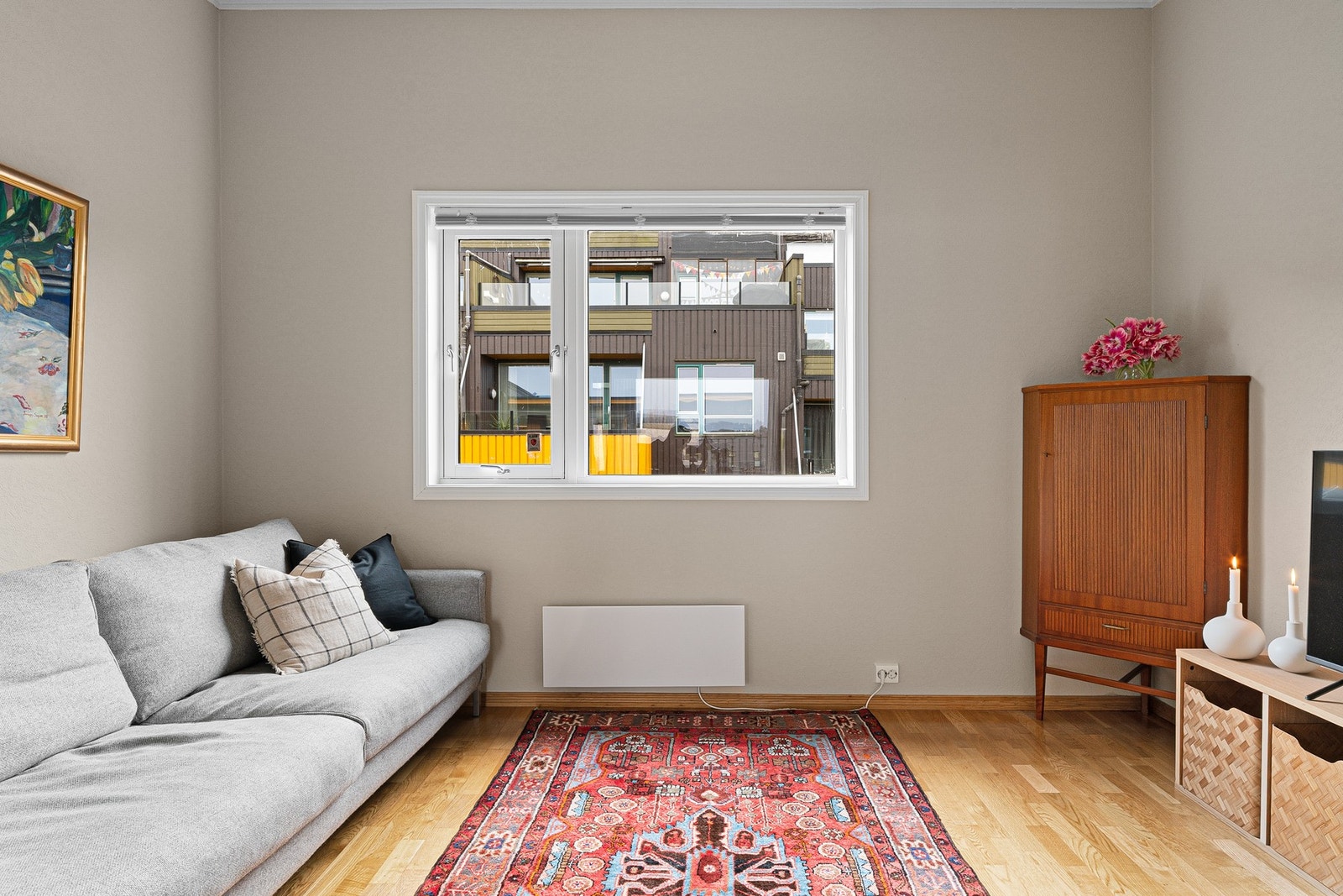 I tilknytning til stuen ligger en hyggelig TV-stue , originalt byggemeldt som soverom. Galleribilde