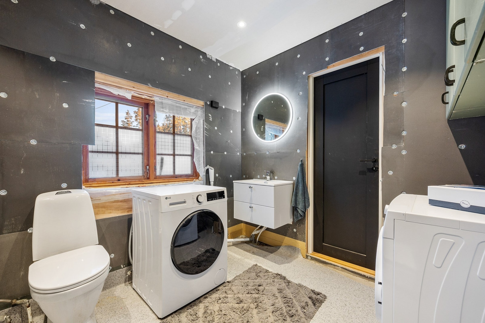 Bad fra ca. 1990 med påbegynt oppussing i 2024. Galleribilde