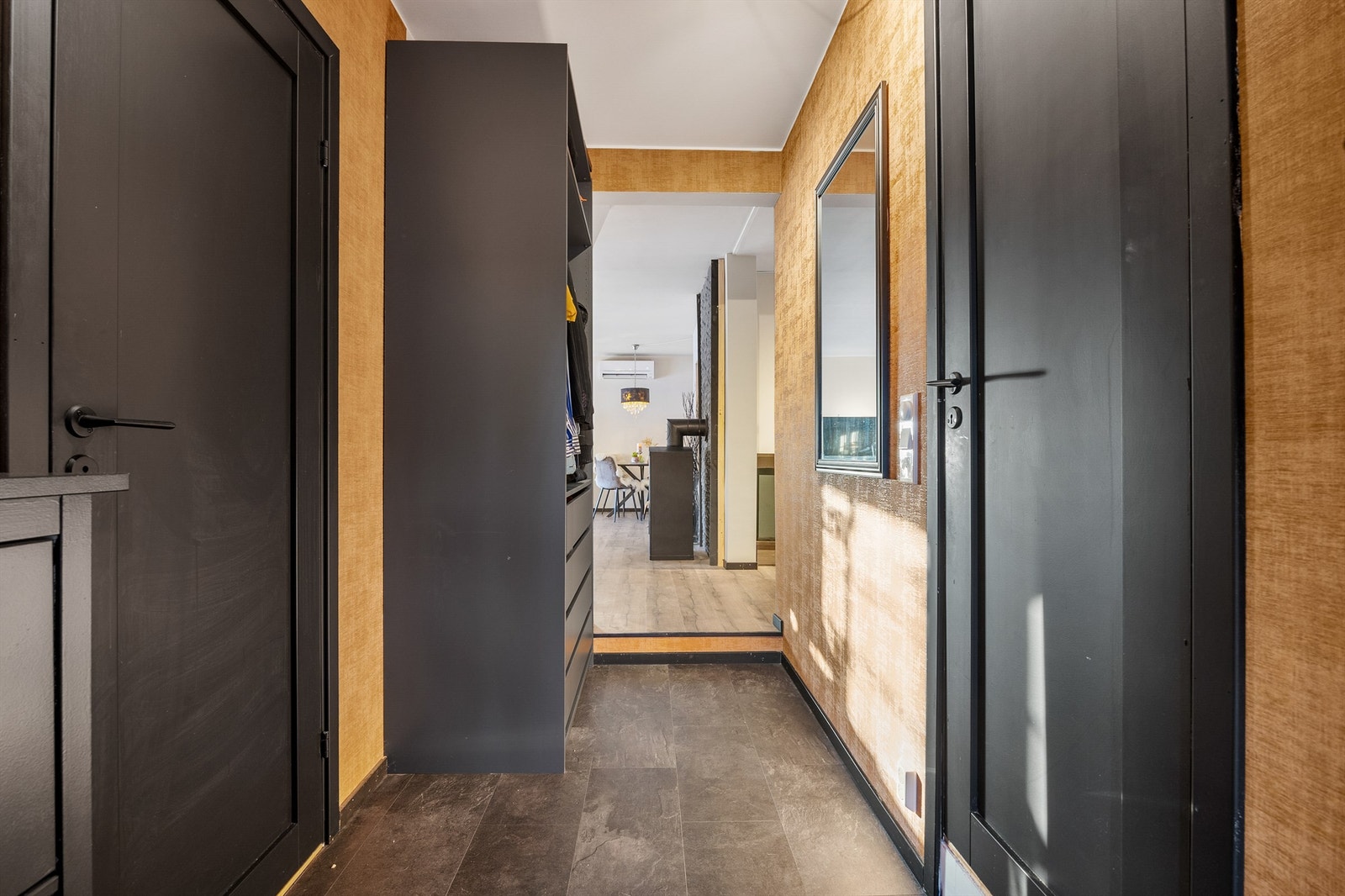 Gir et ryddig og innbydende førsteinntrykk ved ankomst boligen. Galleribilde