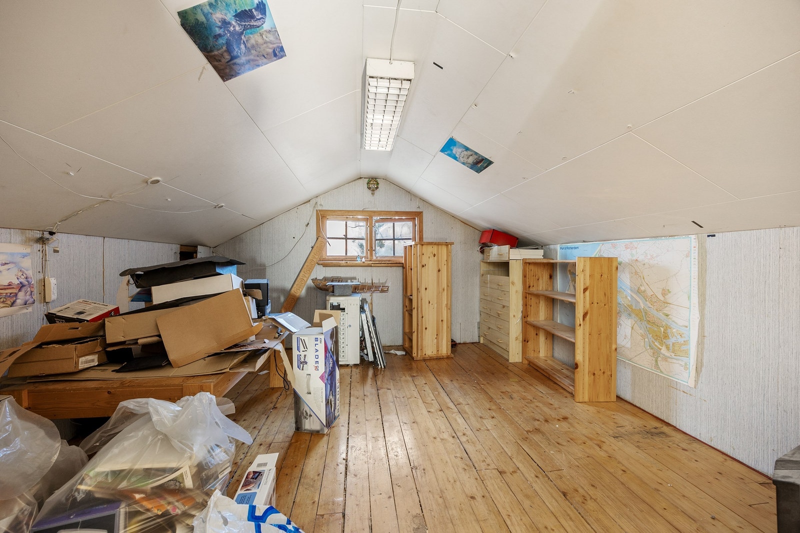 Loftsetasje med rikelig lagringsmuligheter. Galleribilde