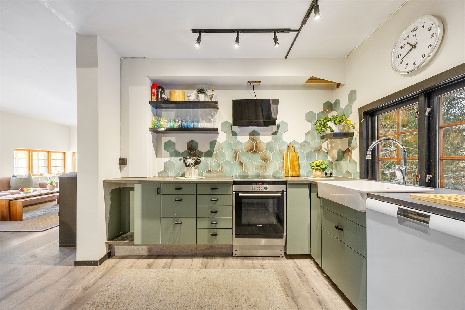 Kjøkkeninnredning med glatte fronter fra ca. 1990. Ifølge huseier er det utført enkelte oppgraderinger i 2024, herunder montering av enkelte nye kjøkkenskap og nye benkeplater i laminat, samt fliser på vegg over kjøkkenbenk. Galleribilde