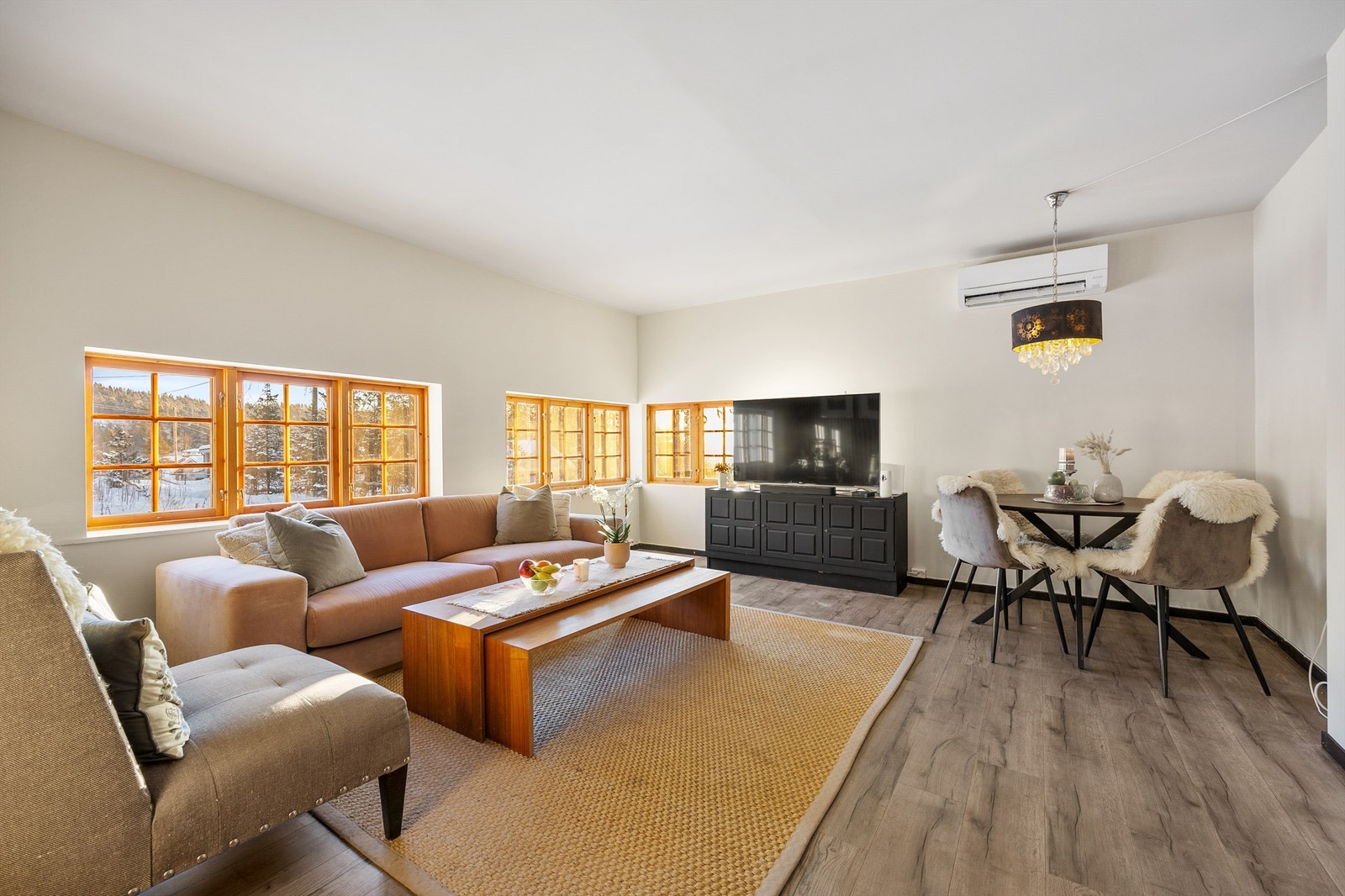 Romslig og lys stue med god plass til både sofagruppe og spisebord. Galleribilde