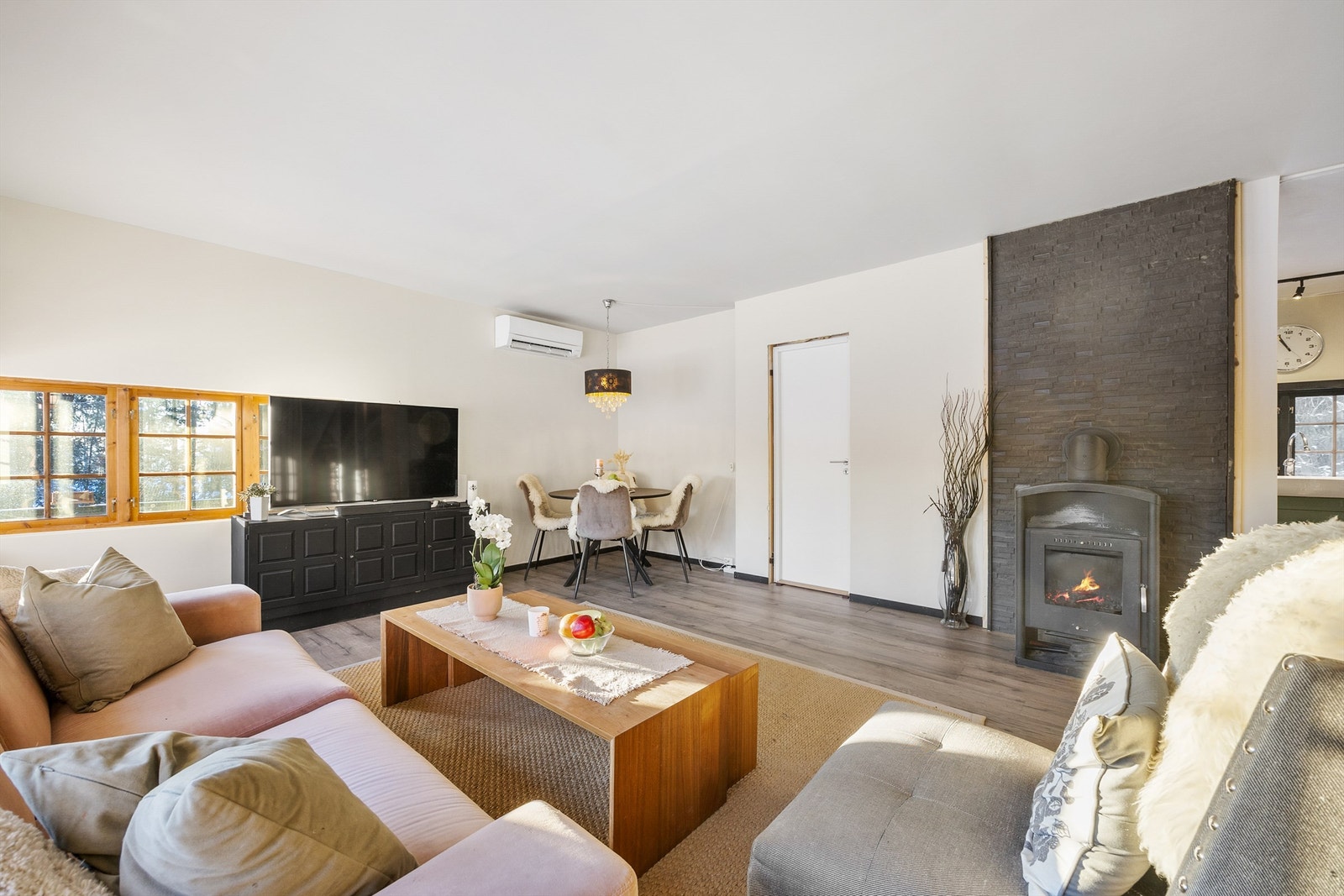 Store vindusflater gir fint lysinnfall, og rommet har en praktisk og innbydende planløsning som gjør det lett å møblere etter behov. Galleribilde